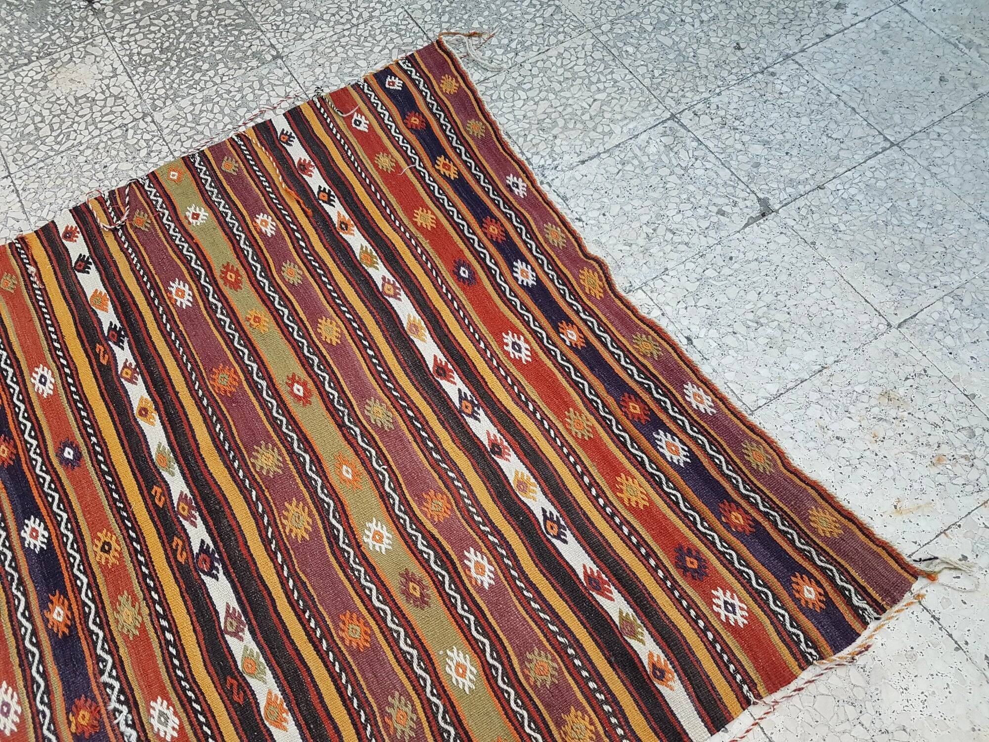Kilim turc vintage tissé main 136x218 cm