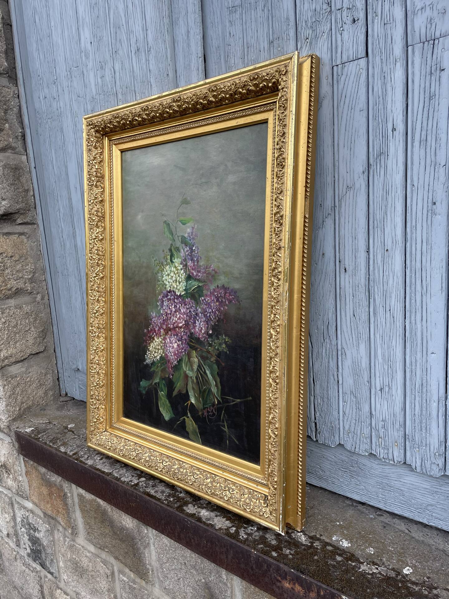 Exceptionally well-painted tableau of a bouquet of glycy.