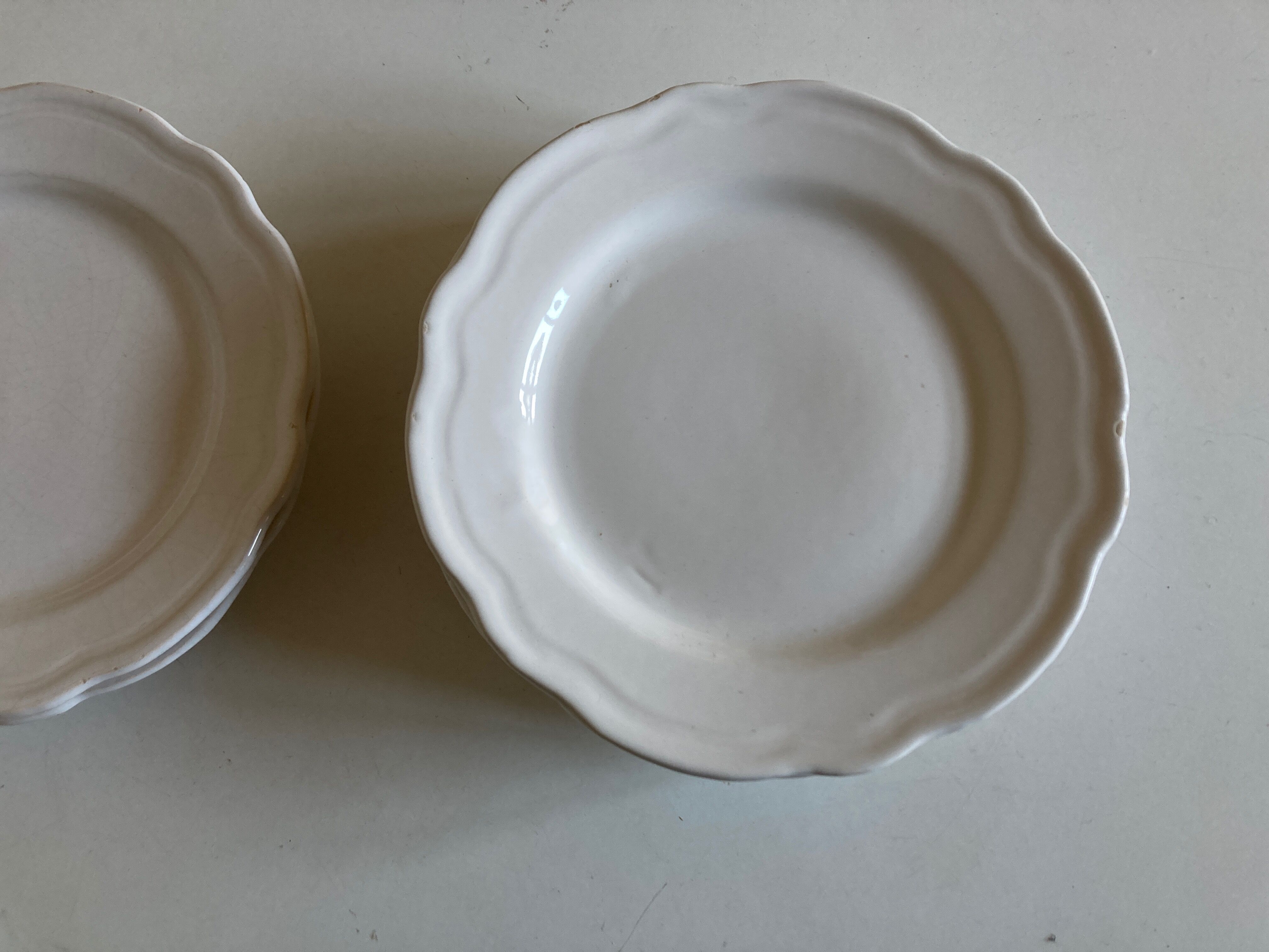 Set of 7 Mougins plates in white enamelled clay with gadroons