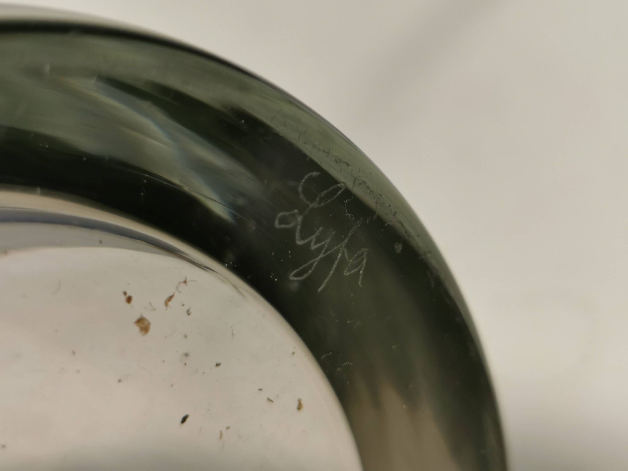 Lampe de table en verre de forme élégante. Par Bengt Orup 1957.