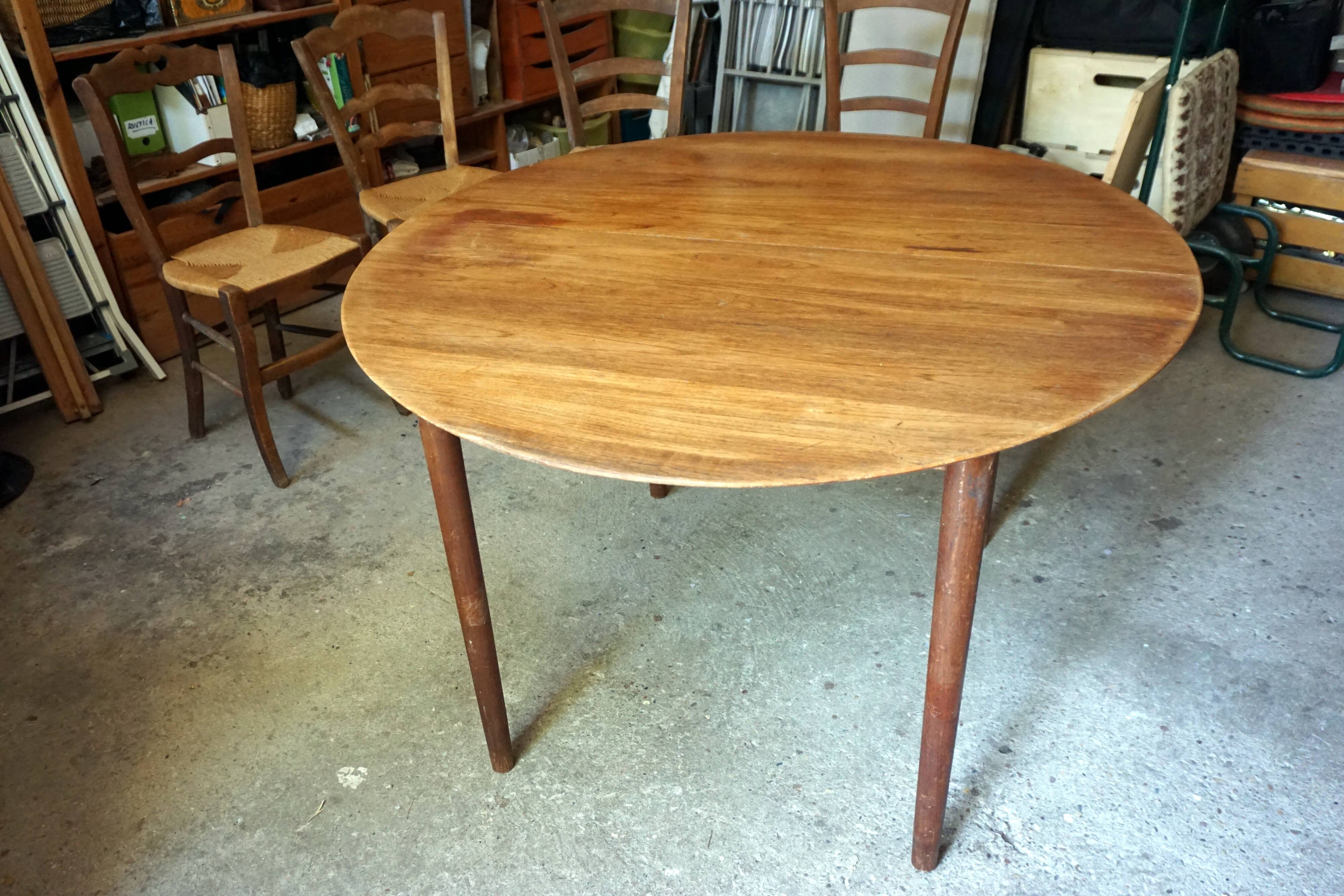Elégante table ronde en teck avec rallonge