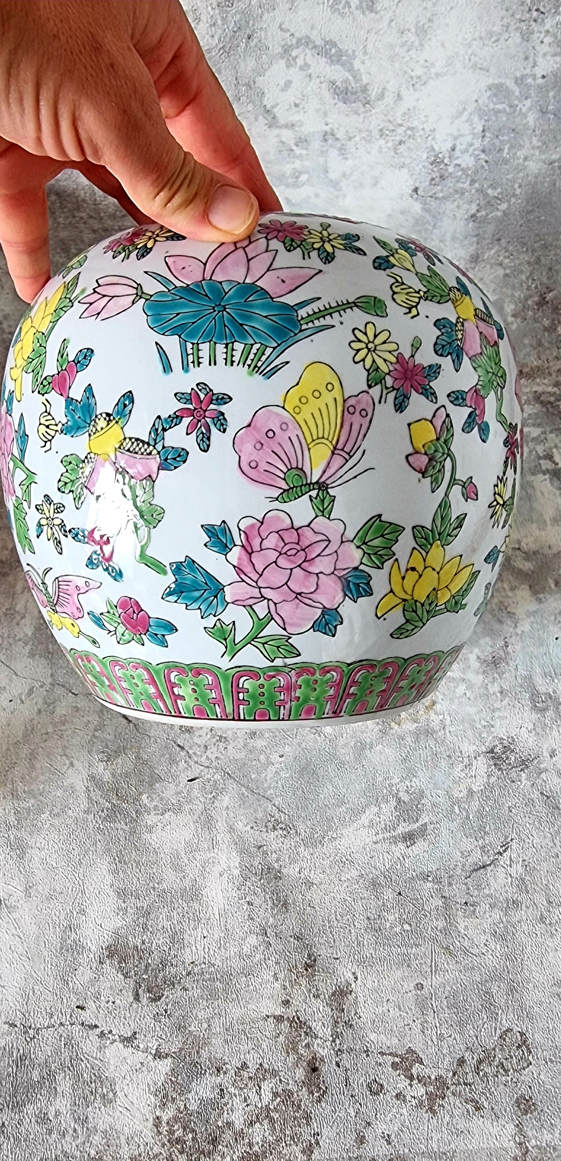 Vase en porcelaine de style chinois impeccable et multicolore