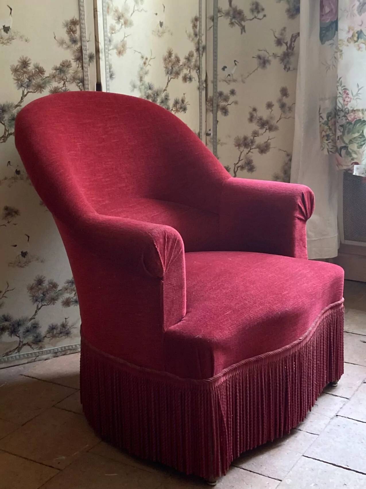 Fauteuil crapaud ancien en velours rouge bordeaux
