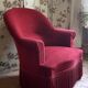 Fauteuil crapaud ancien en velours rouge bordeaux