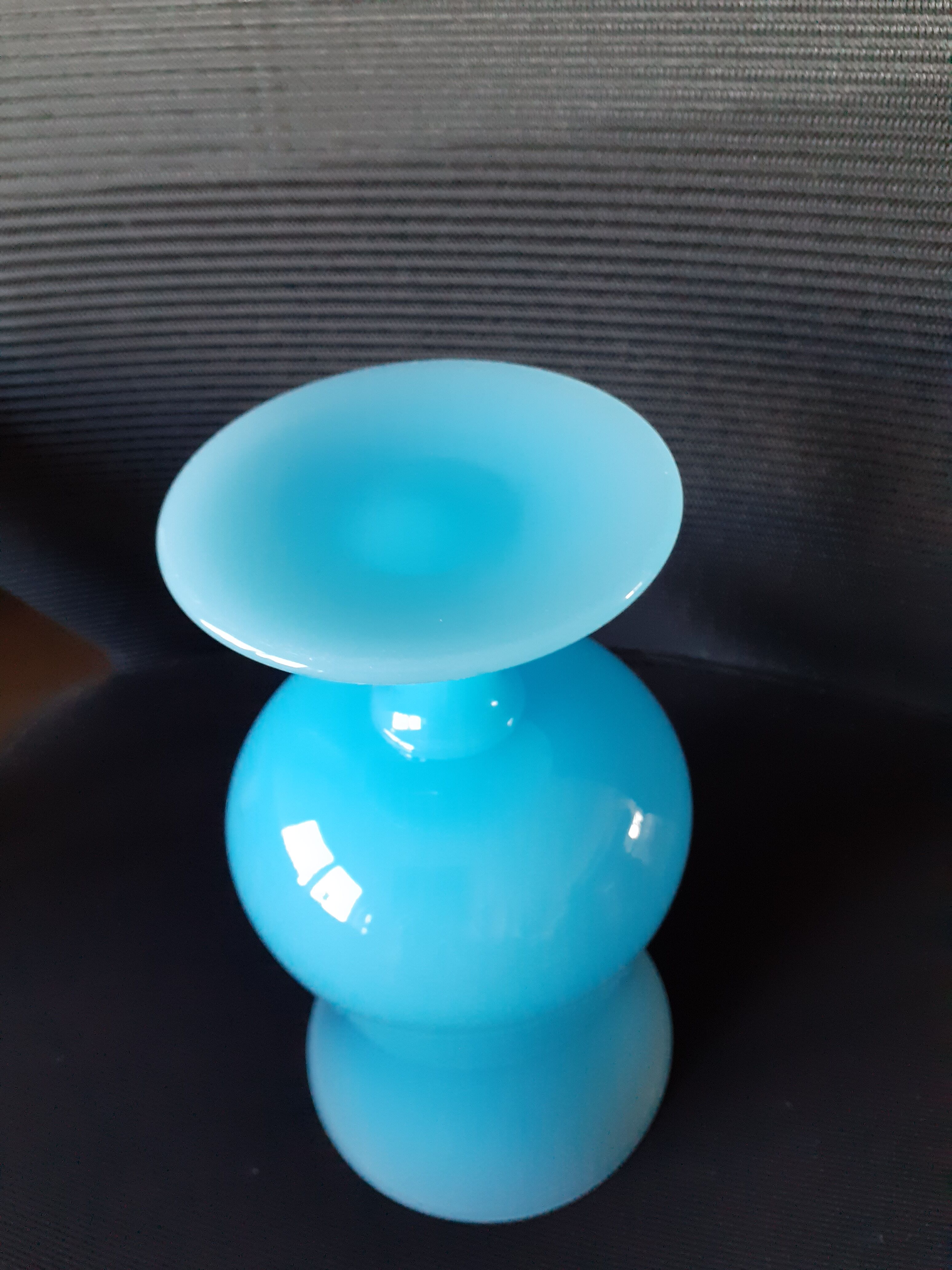 Vase en opaline bleu turquoise