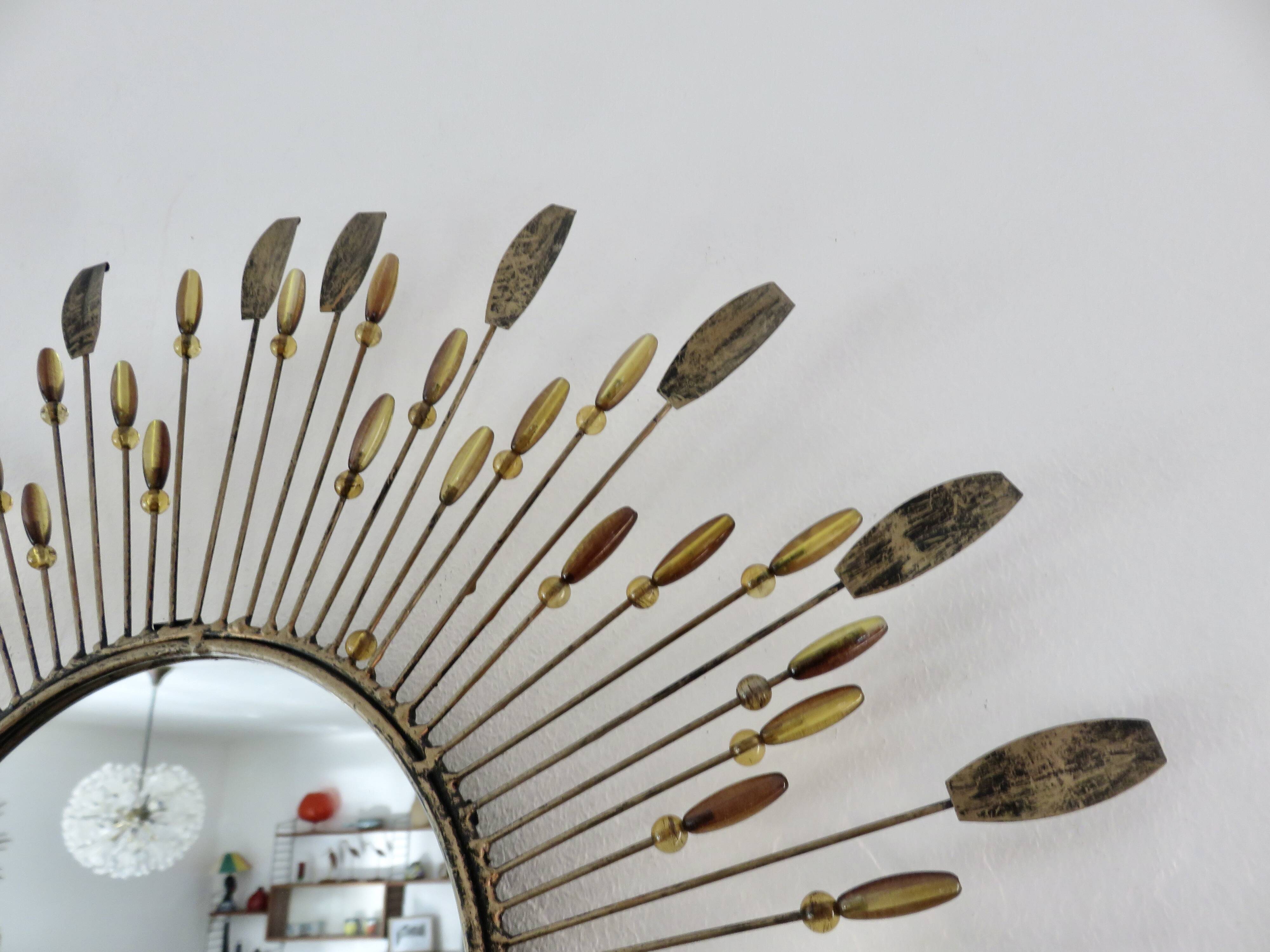 Miroir soleil mural en métal avec perles en résine ambre 1970 style Line Vautrin