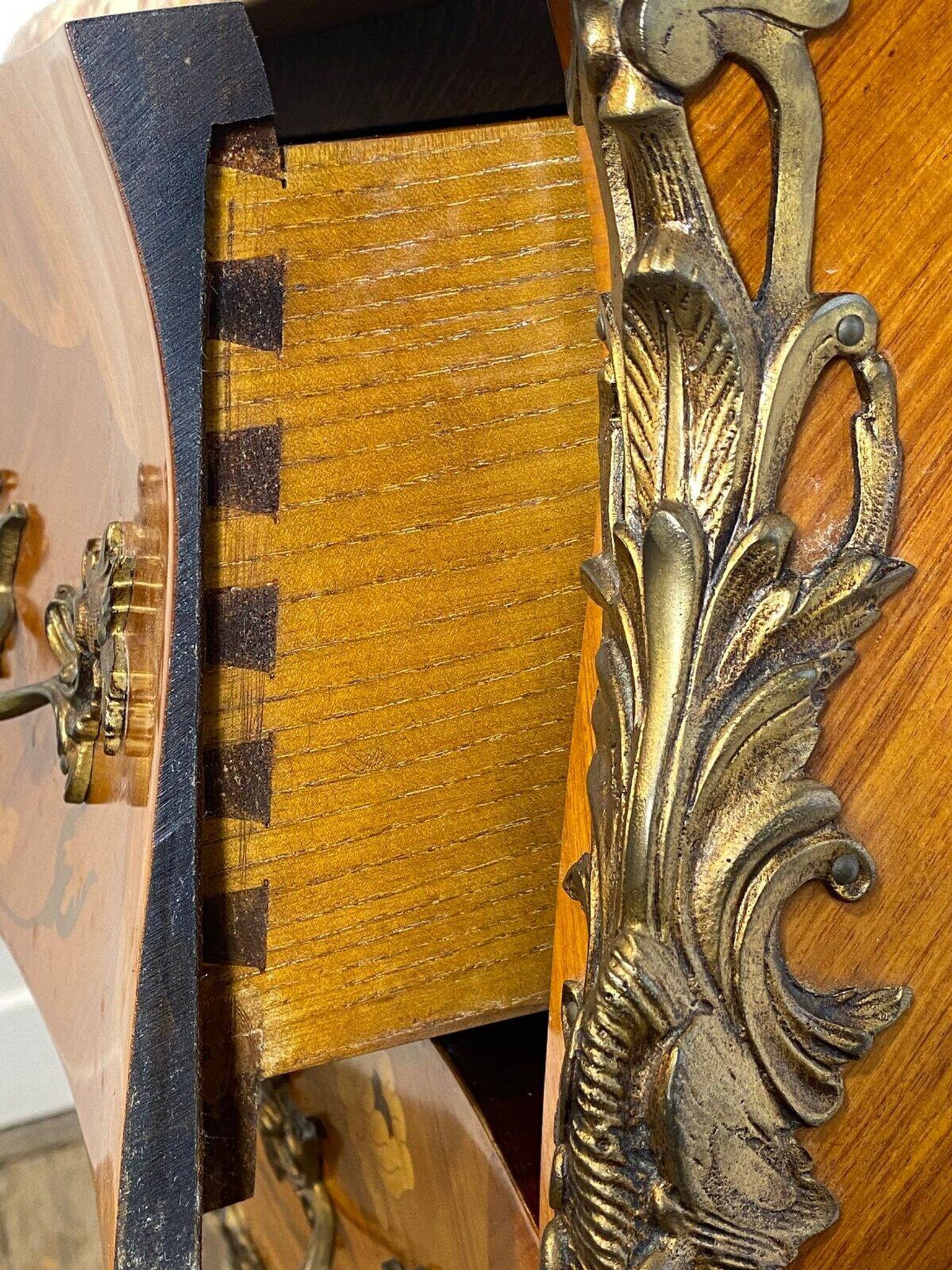 Commode Louis XV galbée, dessus de marbre, bronzes et marqueterie