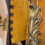 Commode Louis XV galbée, dessus de marbre, bronzes et marqueterie