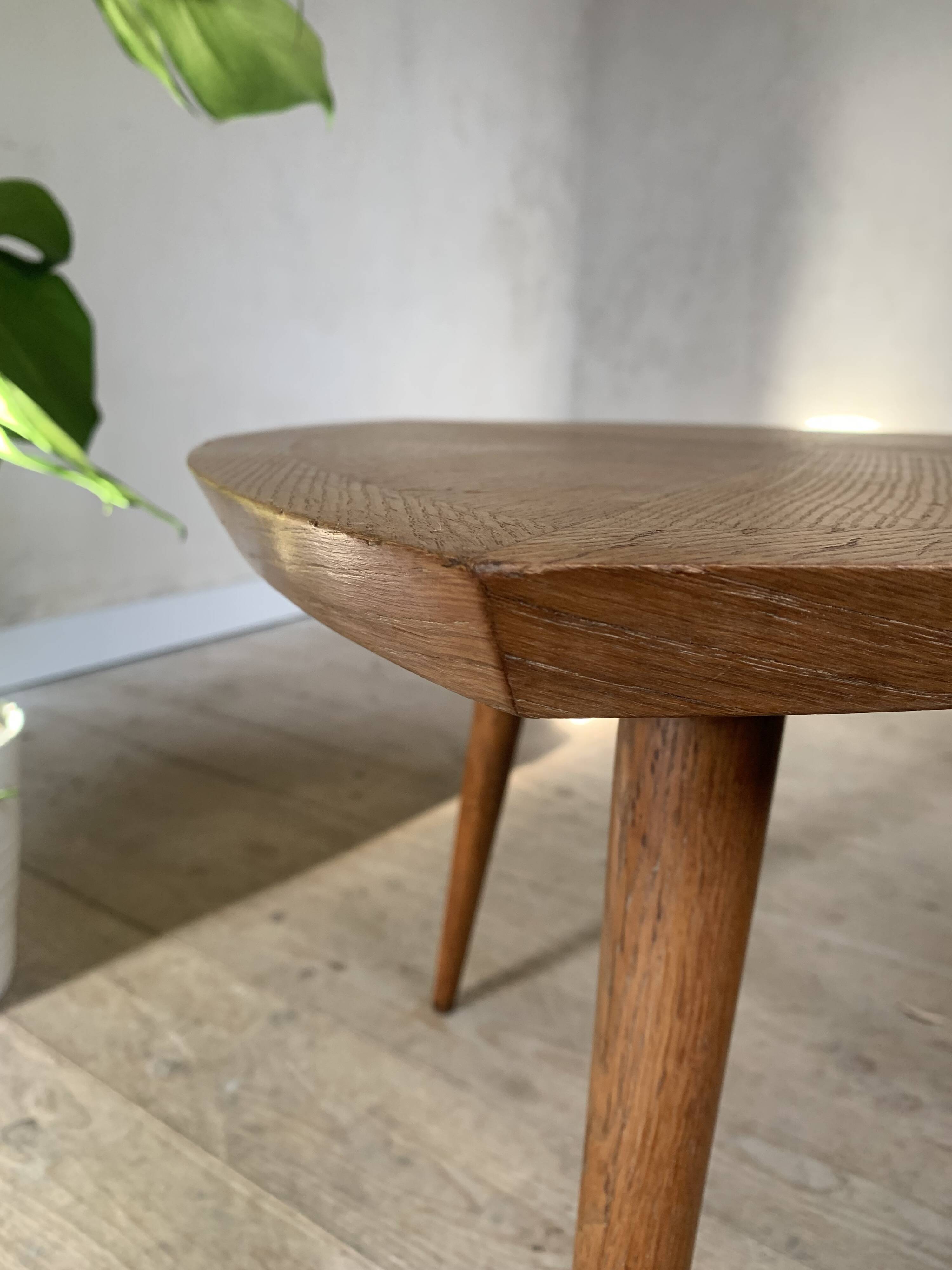 Table basse tripode forme feuille en chêne vintage