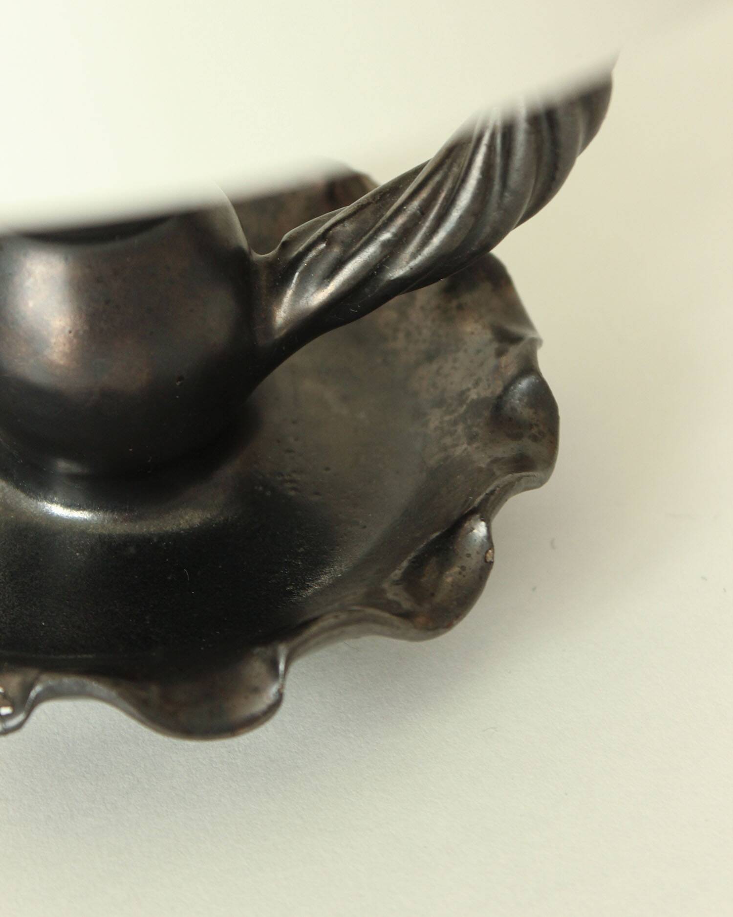 Lampe en céramique noire formant bougeoir