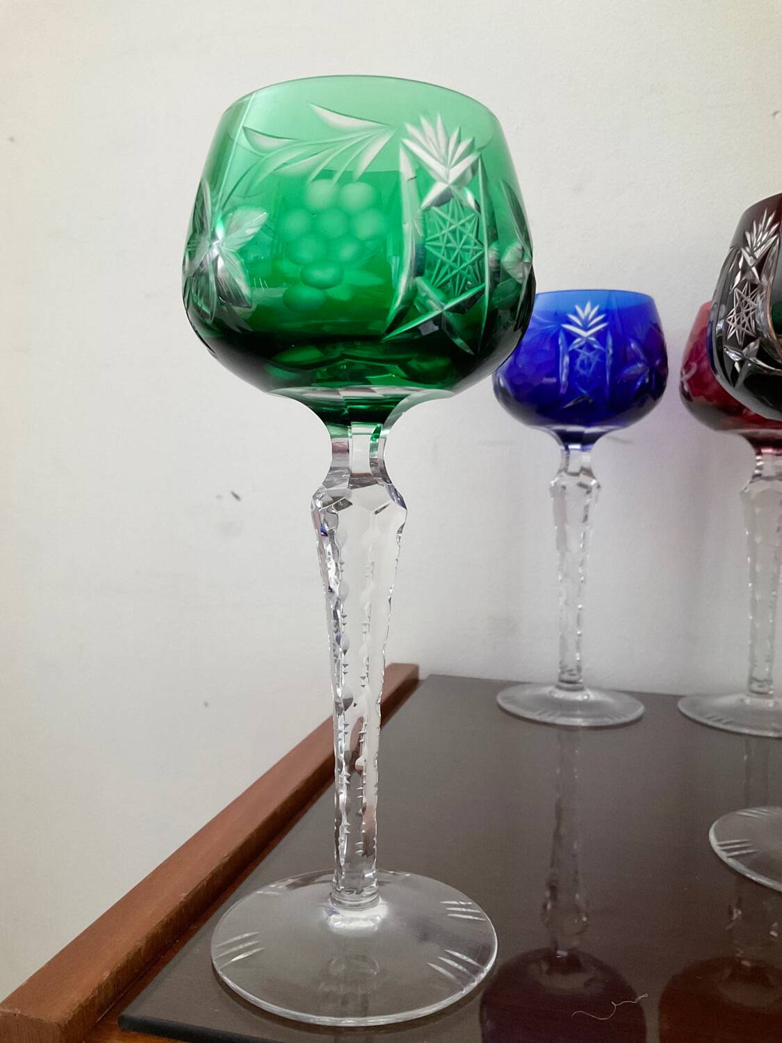 Série de 10 verres anciens multicolores en cristal ciselé