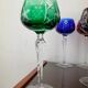 Série de 10 verres anciens multicolores en cristal ciselé