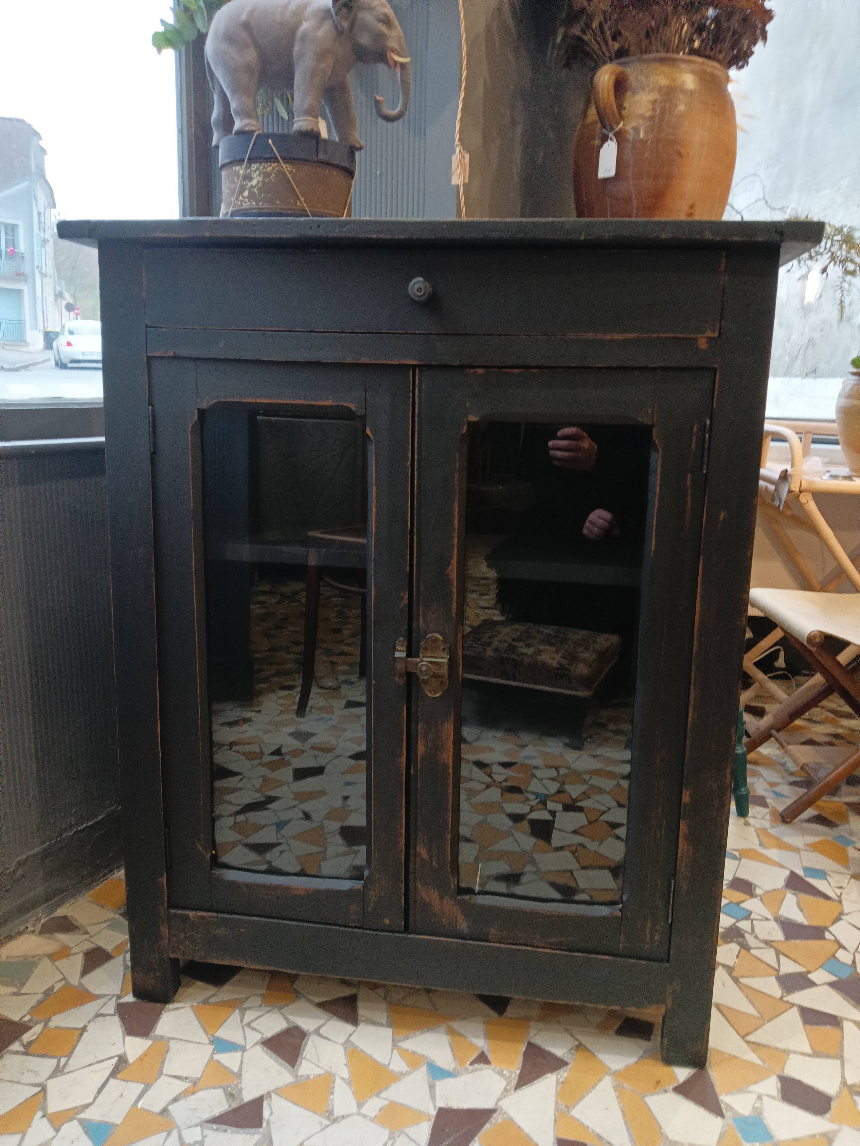 Parisian buffet revisited in black