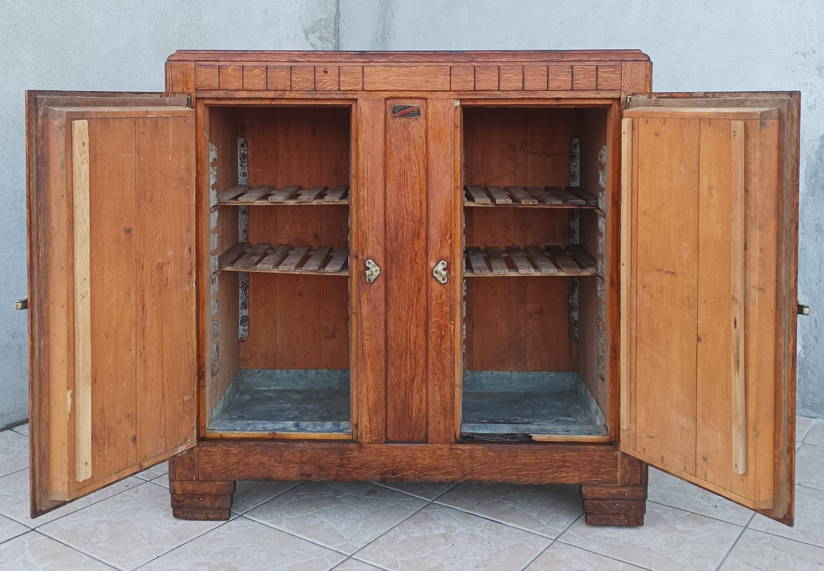 Butcher's buffet ice chest from the Art Deco period in oak