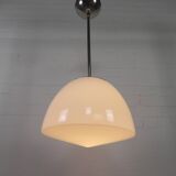 Lampe d'école ancienne avec une grande boule en verre opale, années 1930