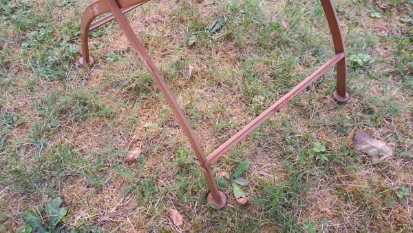 Table de jardin en fer peint, style milieu de siècle, avec 2 chaises, années 1960.