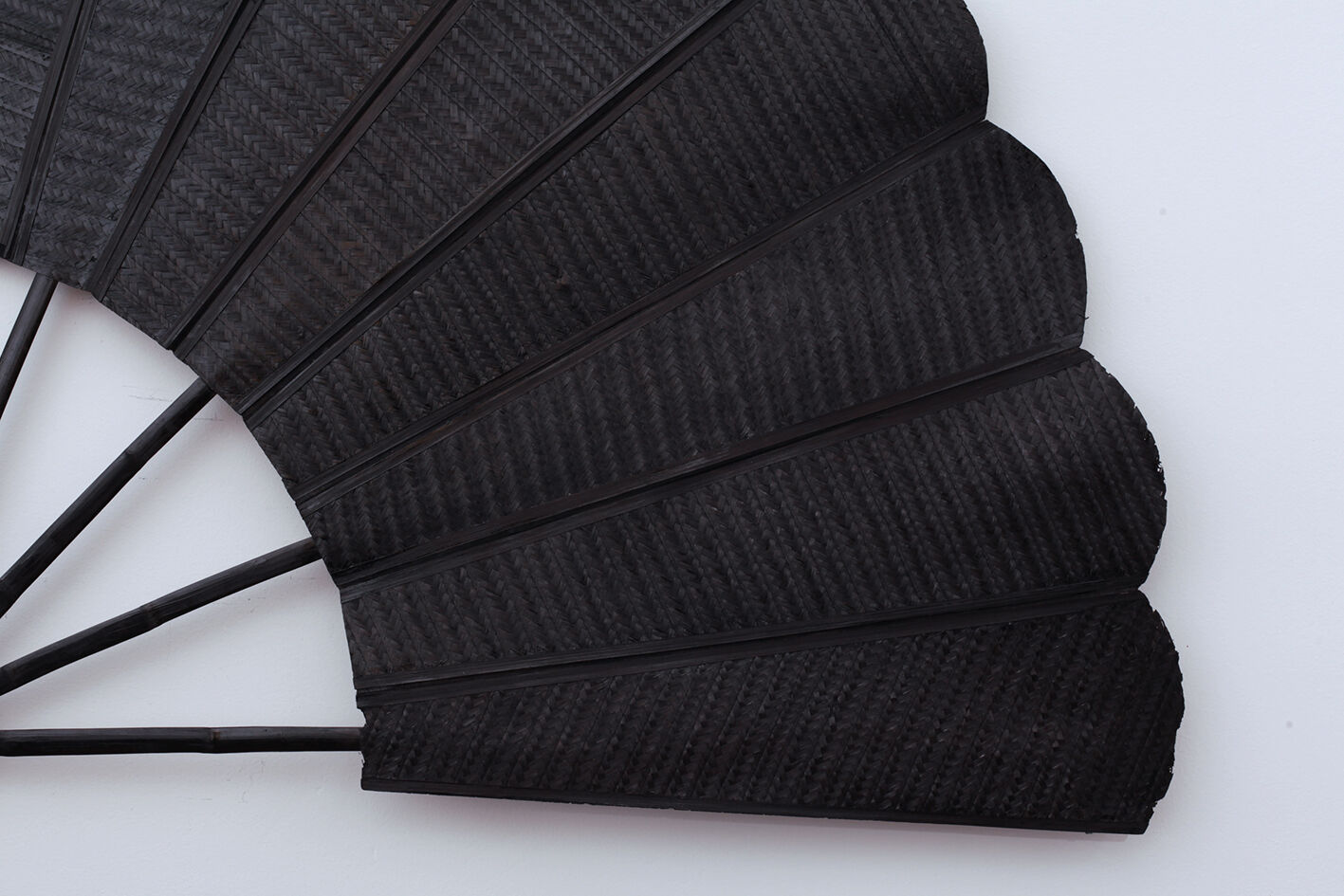 Eventail sombre tramé - 168 cm