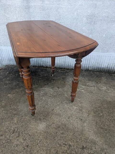 Folding round table