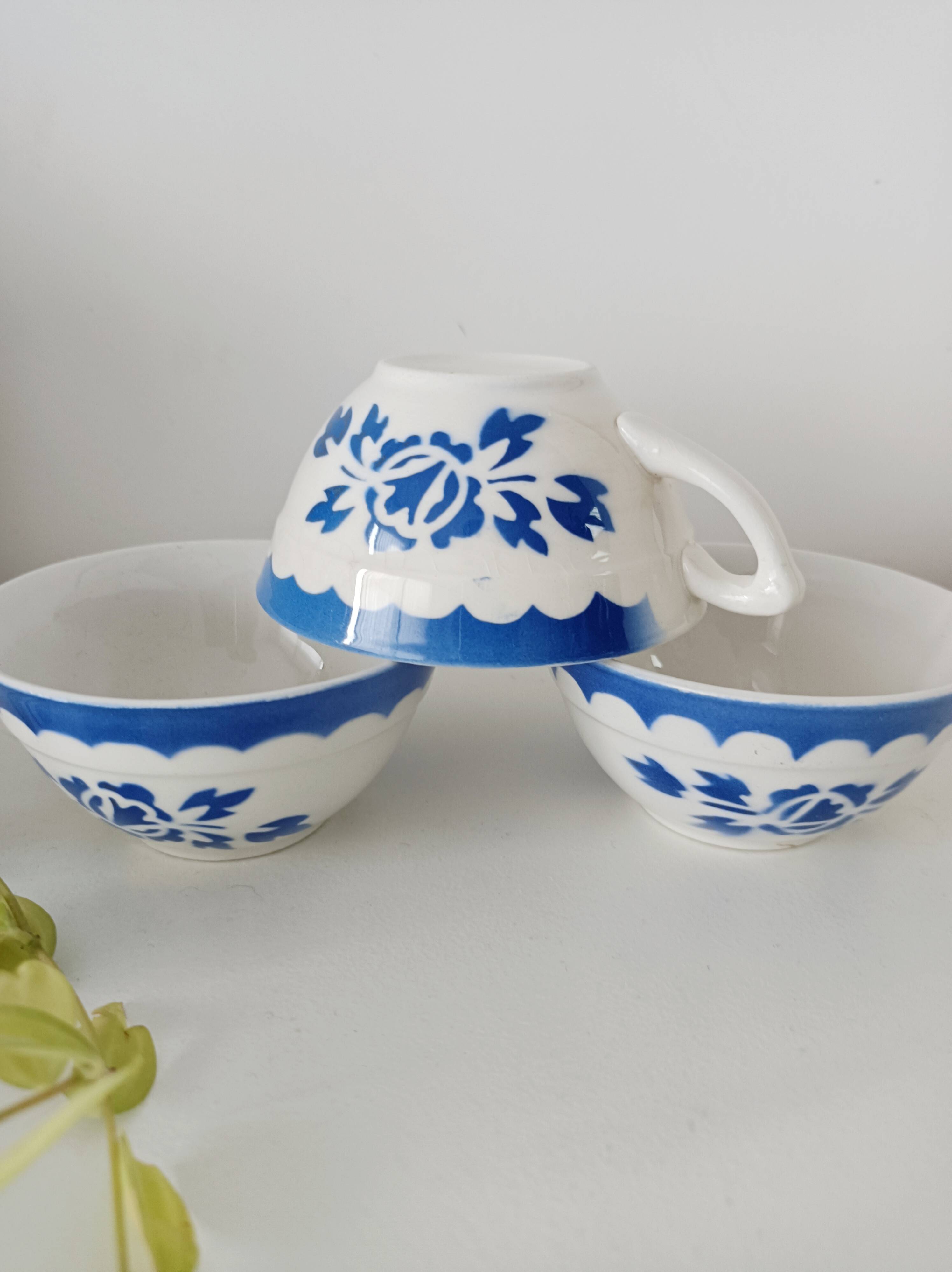 Set of 3 cups, blue floral decoration