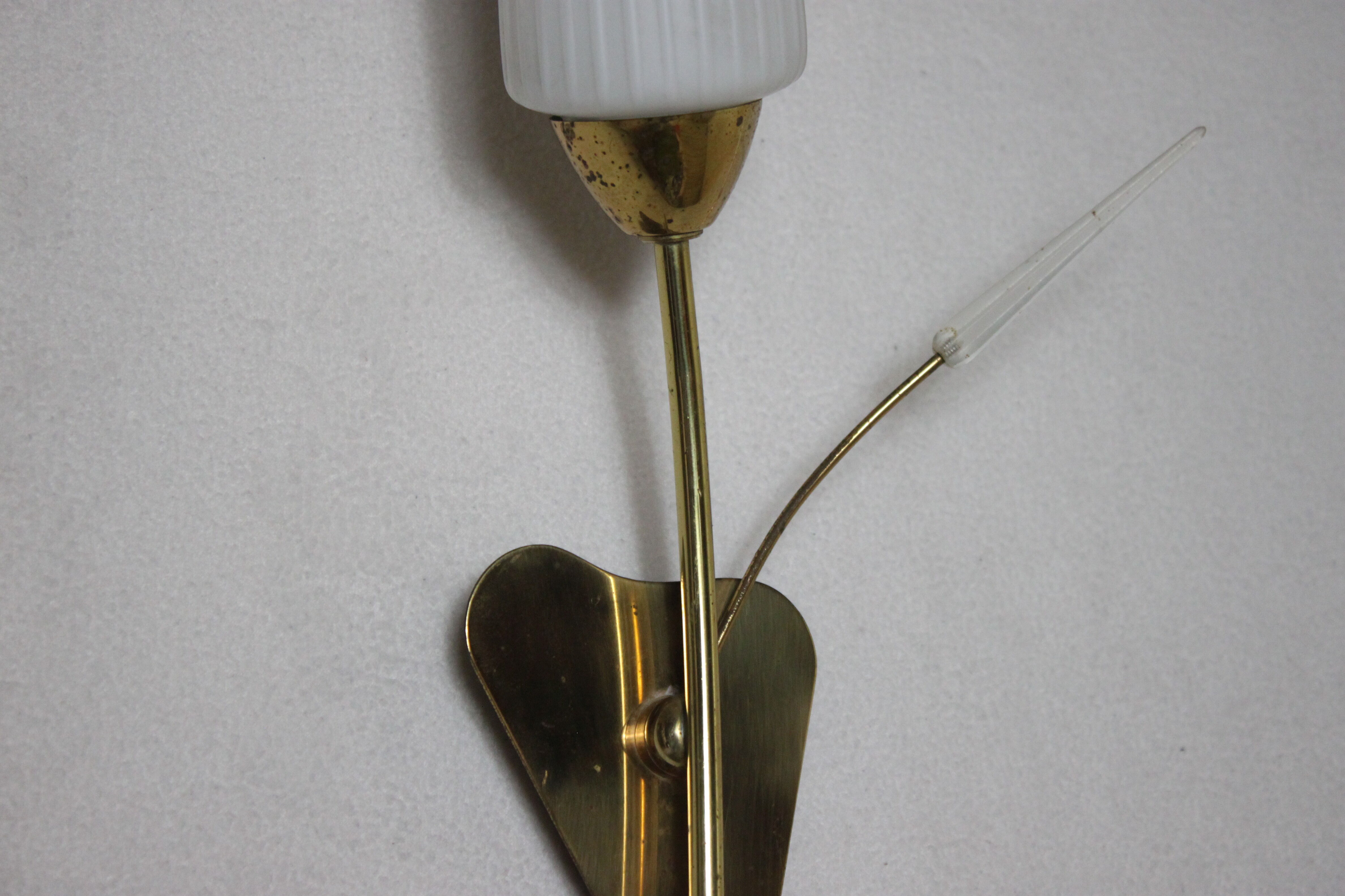 Applique en laiton et opaline 1960