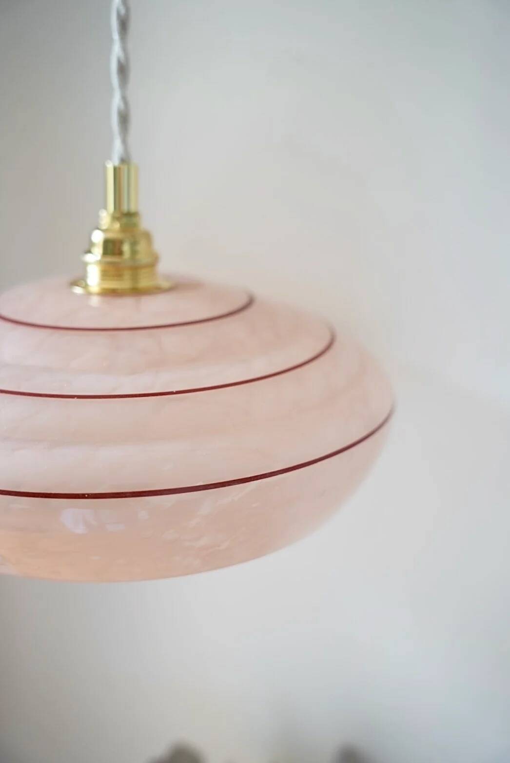 Clichy pink glass pendant with a rim
