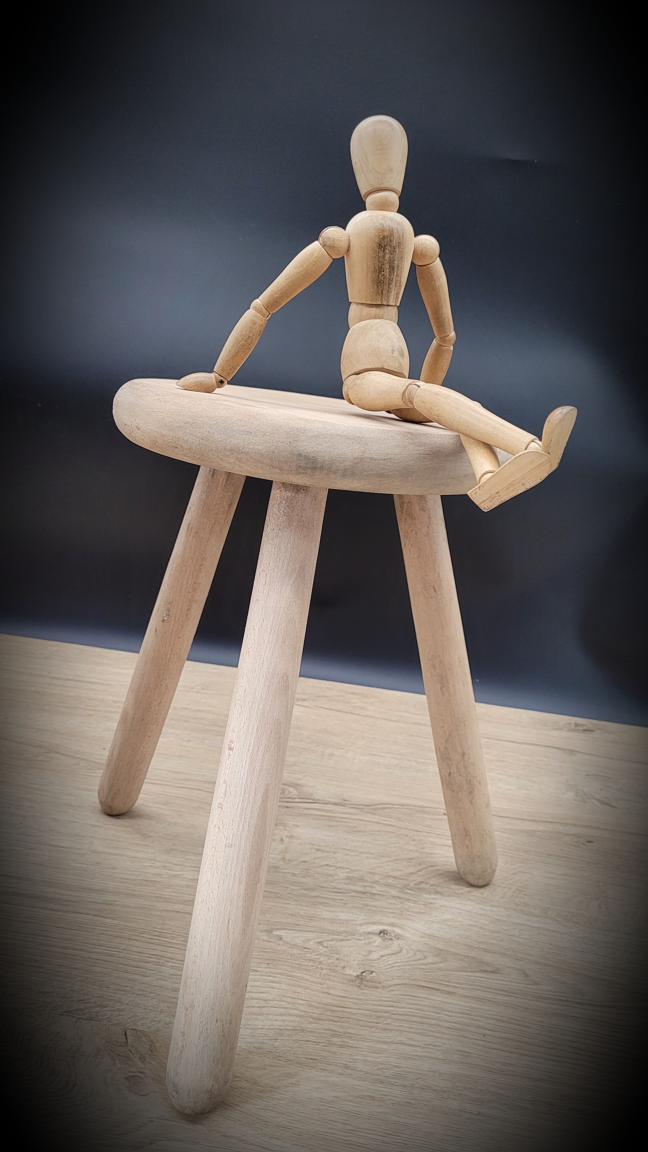 Light wood tripod stool ter