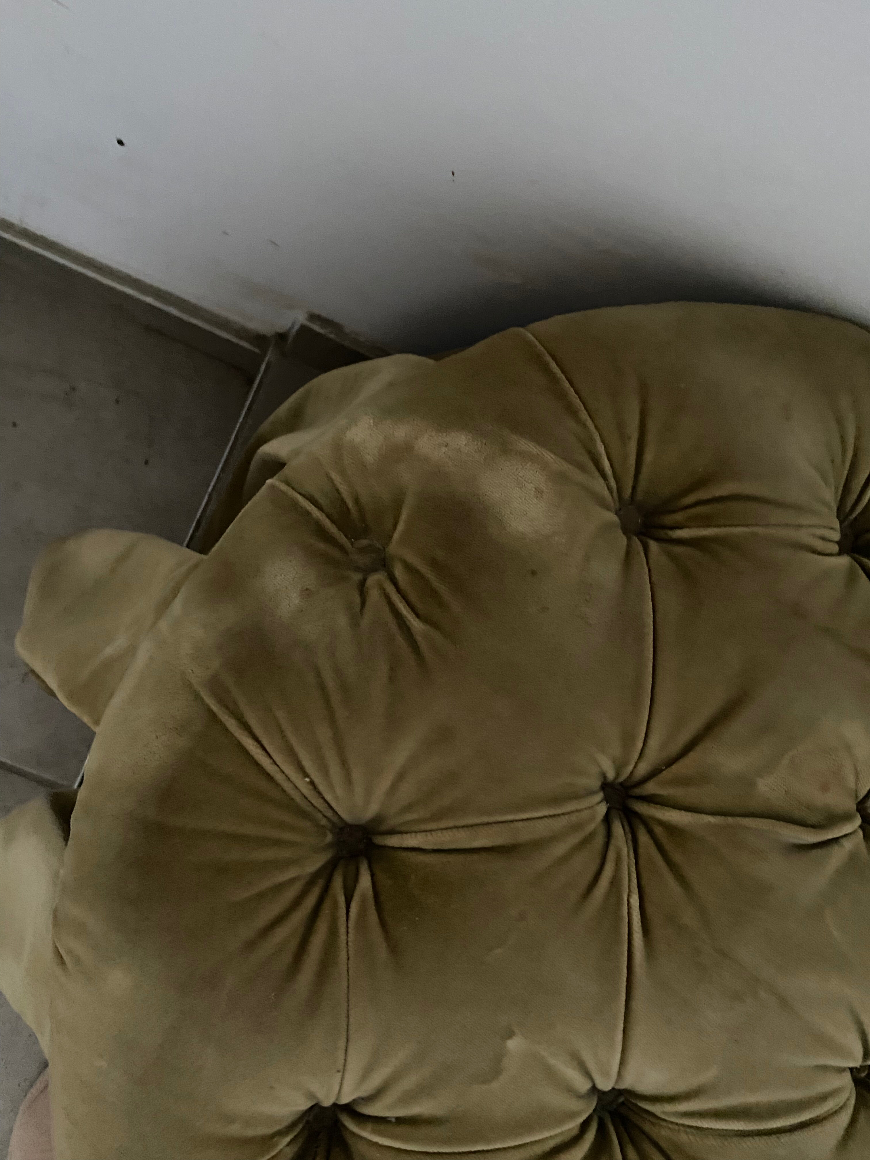 Round velvet pouf