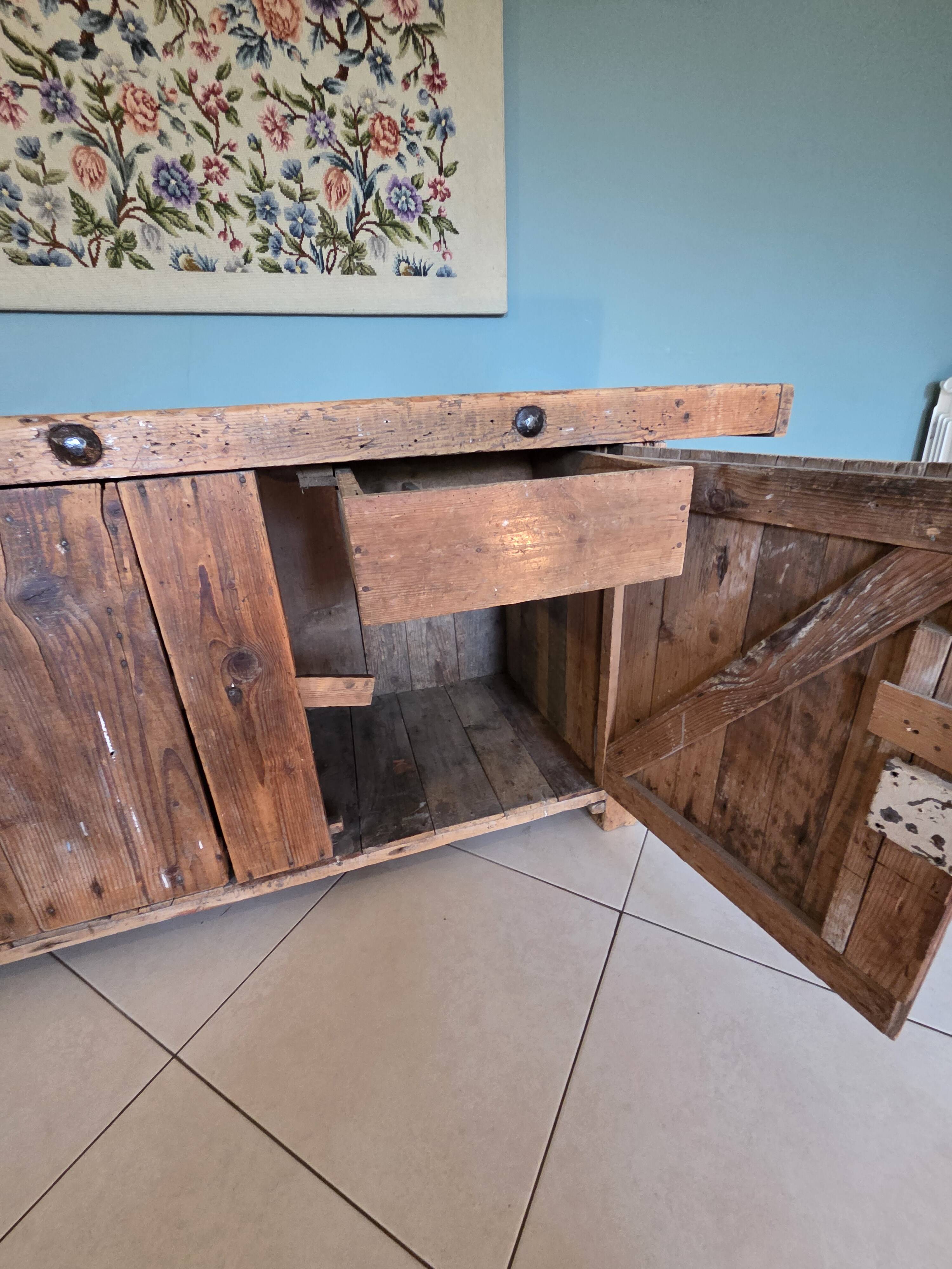 Antique carpenter's workbench in oak and beech - 19th century - Rare model with a cabinet.