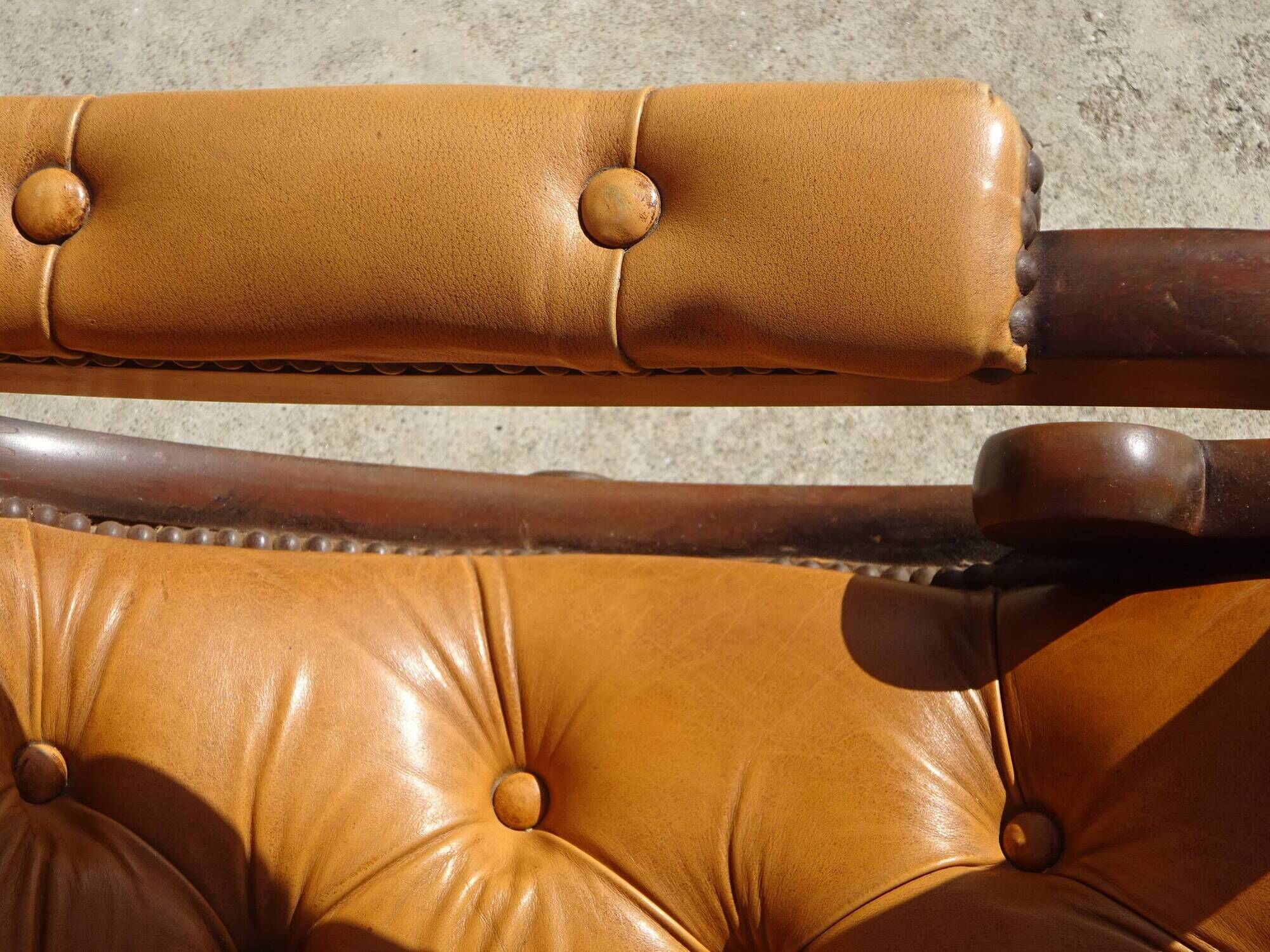 Fauteuils en bois et cuir capitonné, les 2