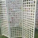 Off-white claustra screen