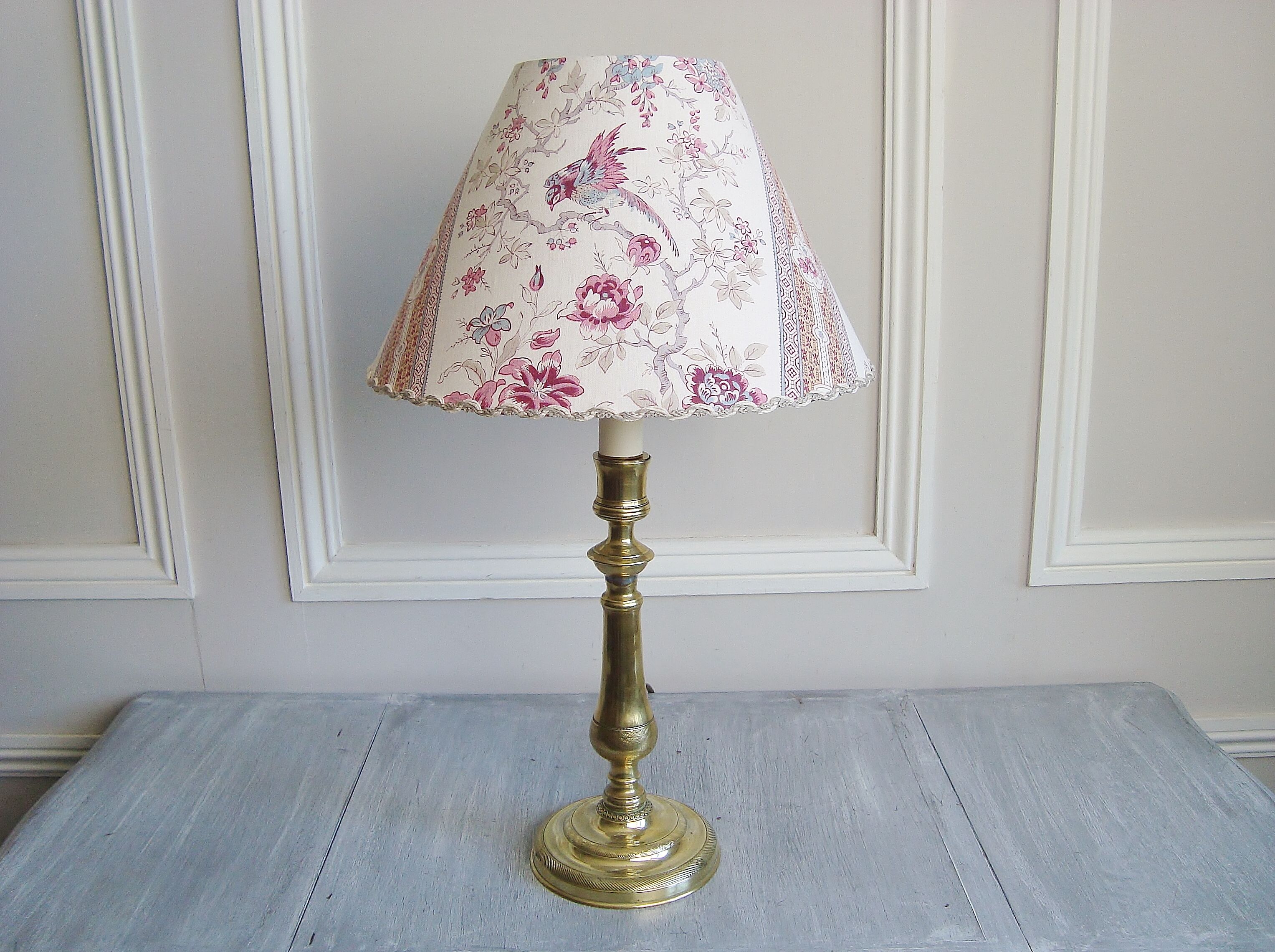 Lampe ancienne en laiton gravé avec son abat-jour en tissu oiseau des années 1900