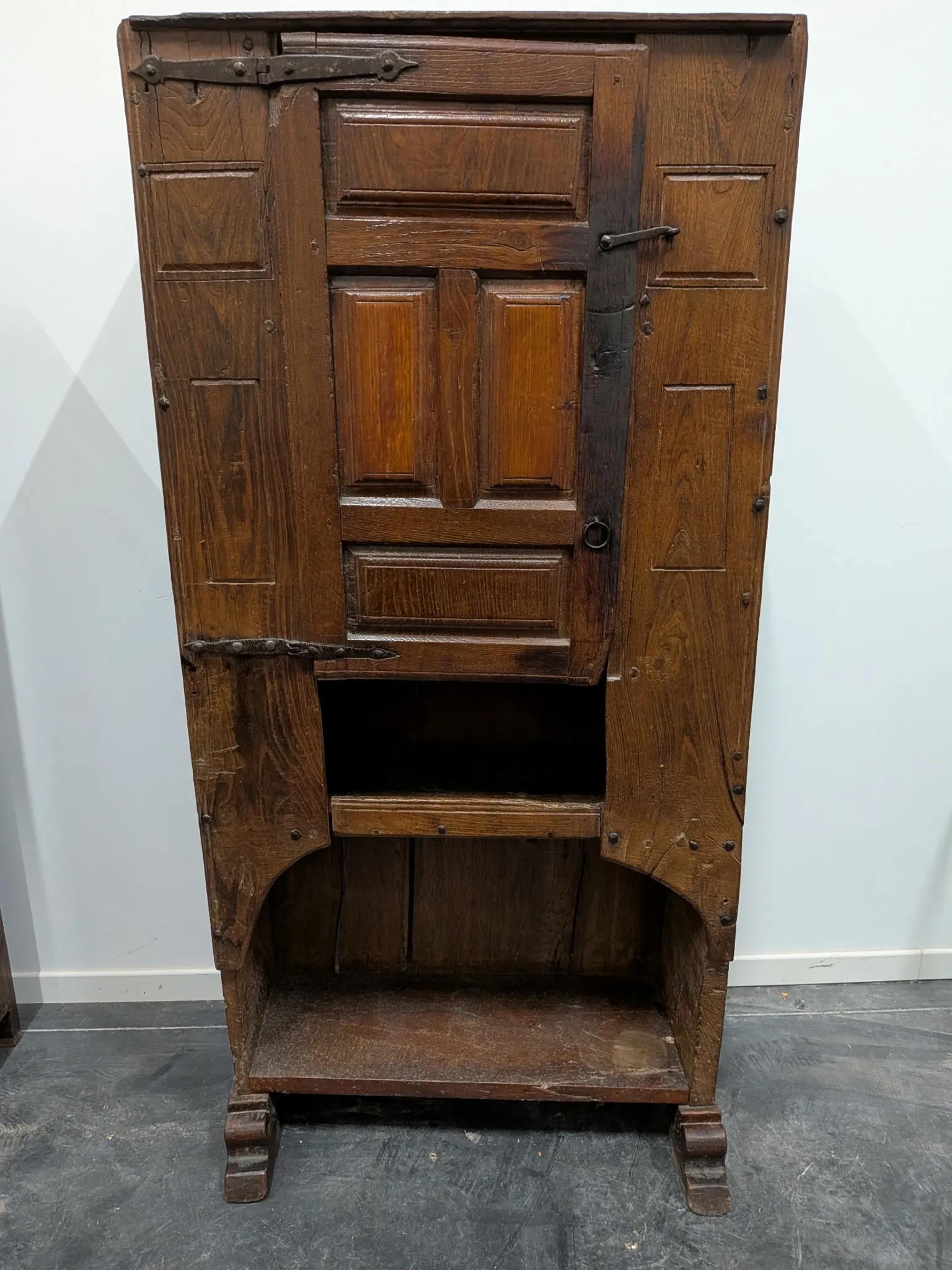 Antique solid oak furniture – Rustic pantry from the pre-17th century