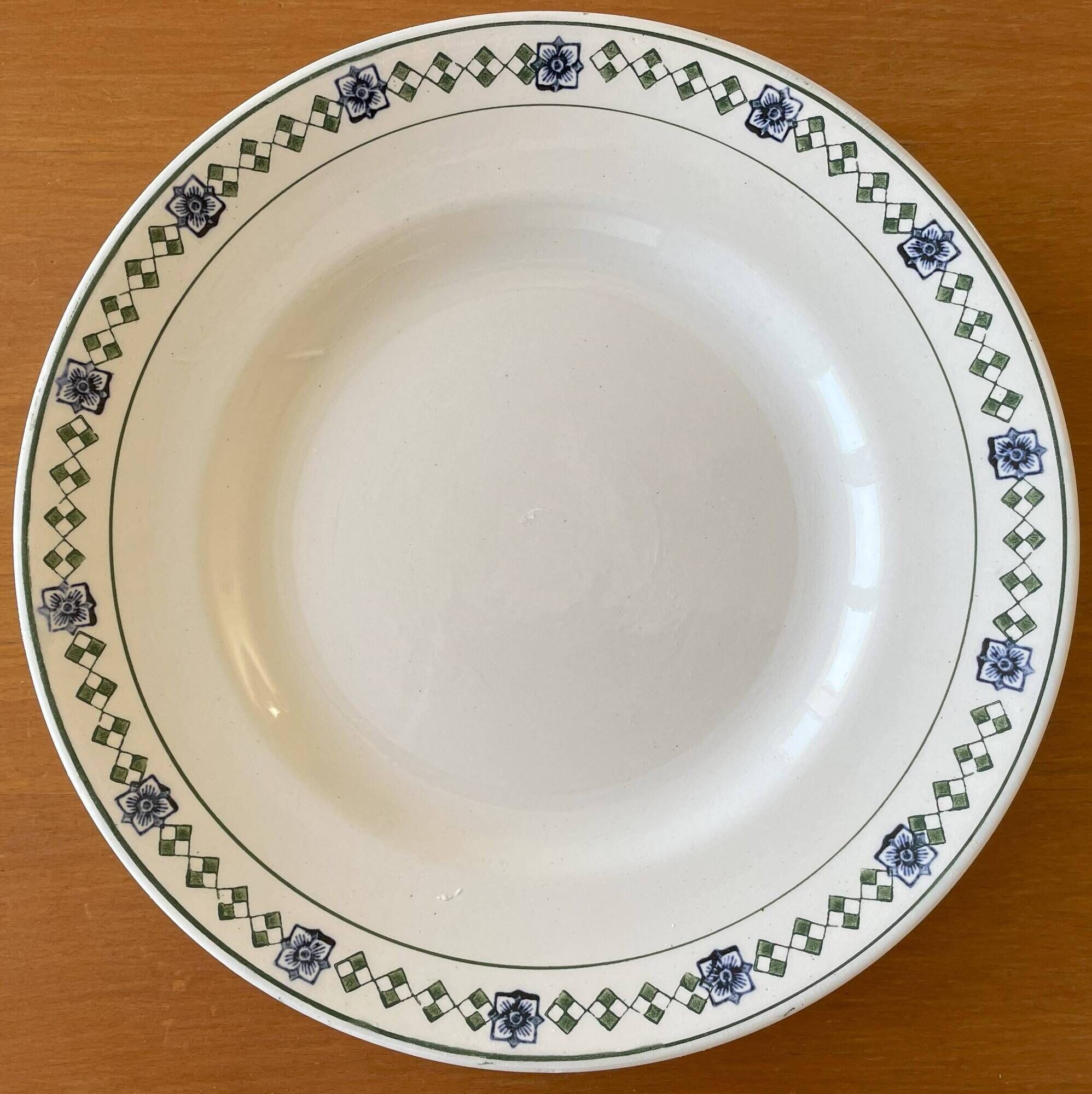 6 assiettes plates anciennes en faïence de Saint-Amand (Nord)