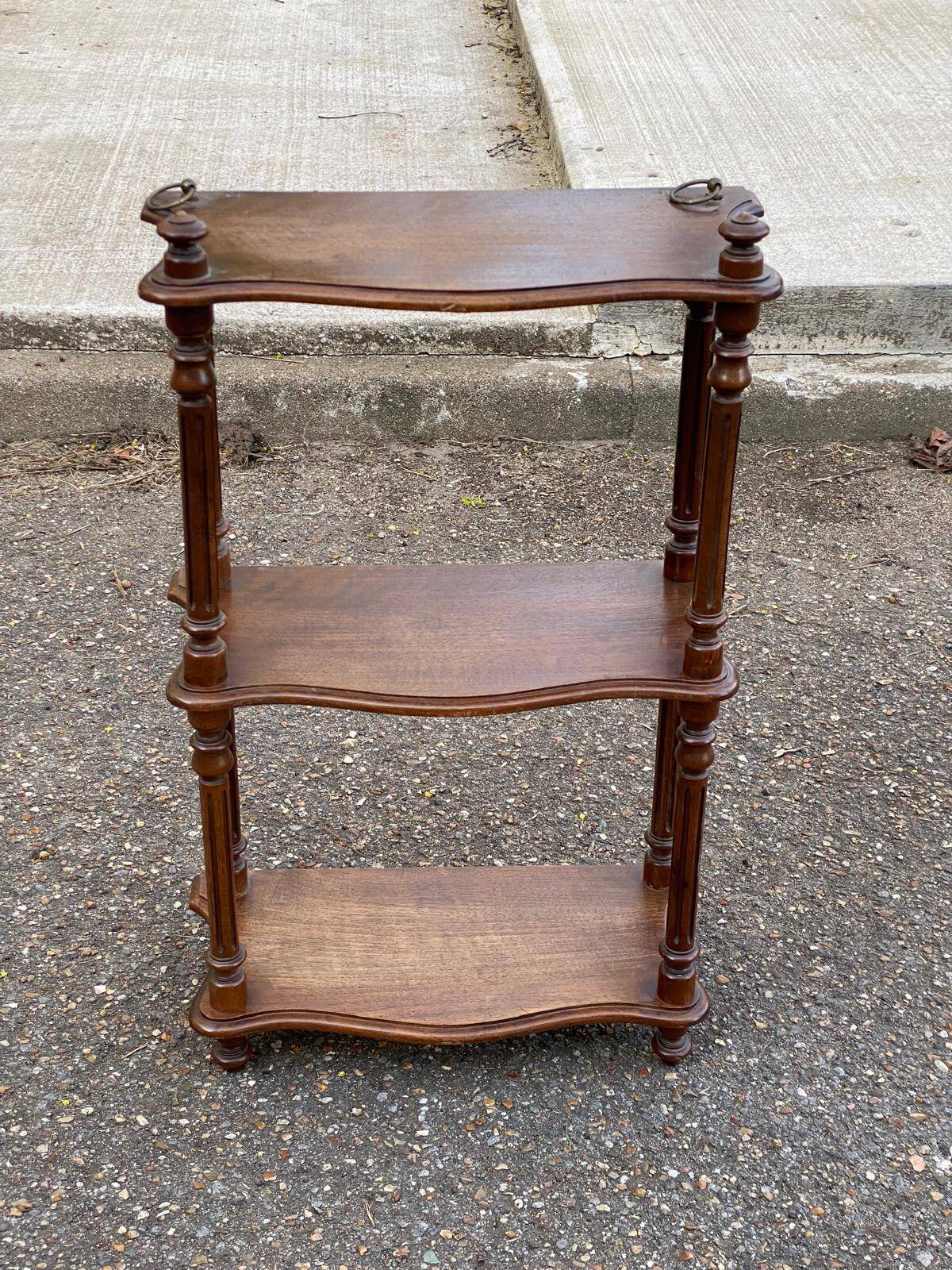 19th-century Napoleon III turned wooden wall shelf, 64cm.
