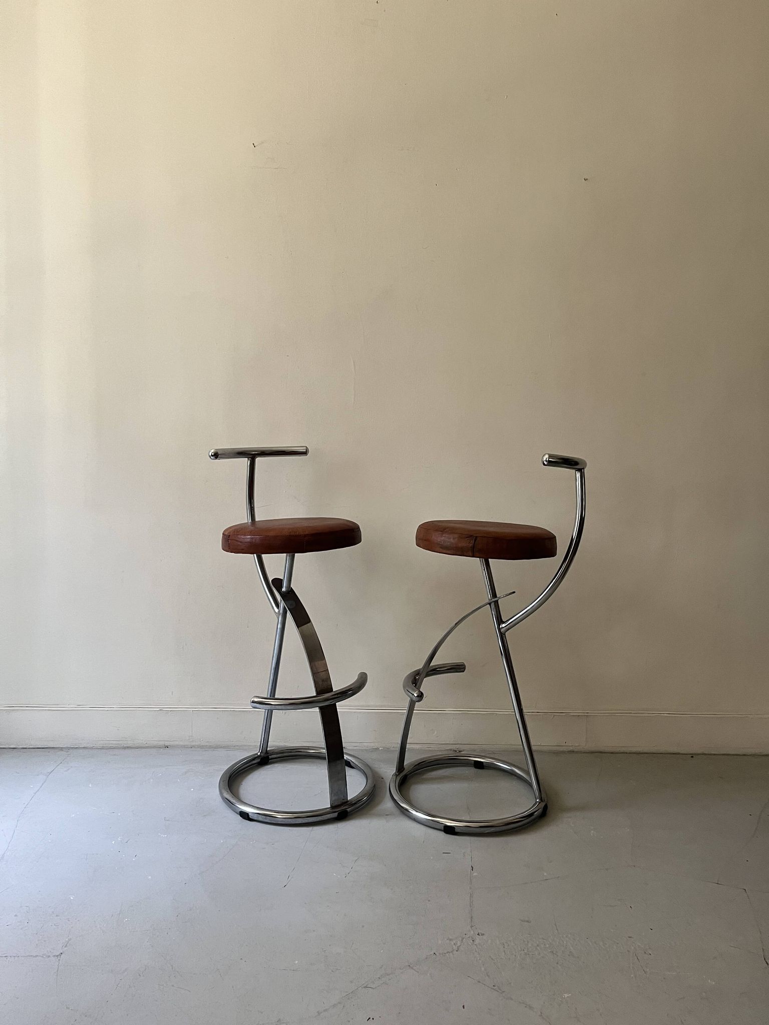 Bar stools in tubular chrome and tan leather, 1970s