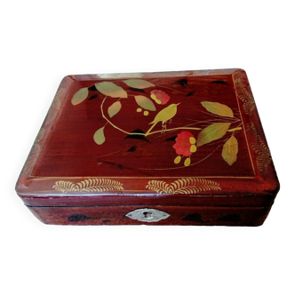 boîte en bois laqué à décor asiatique d'un oiseau parmi les fleurs