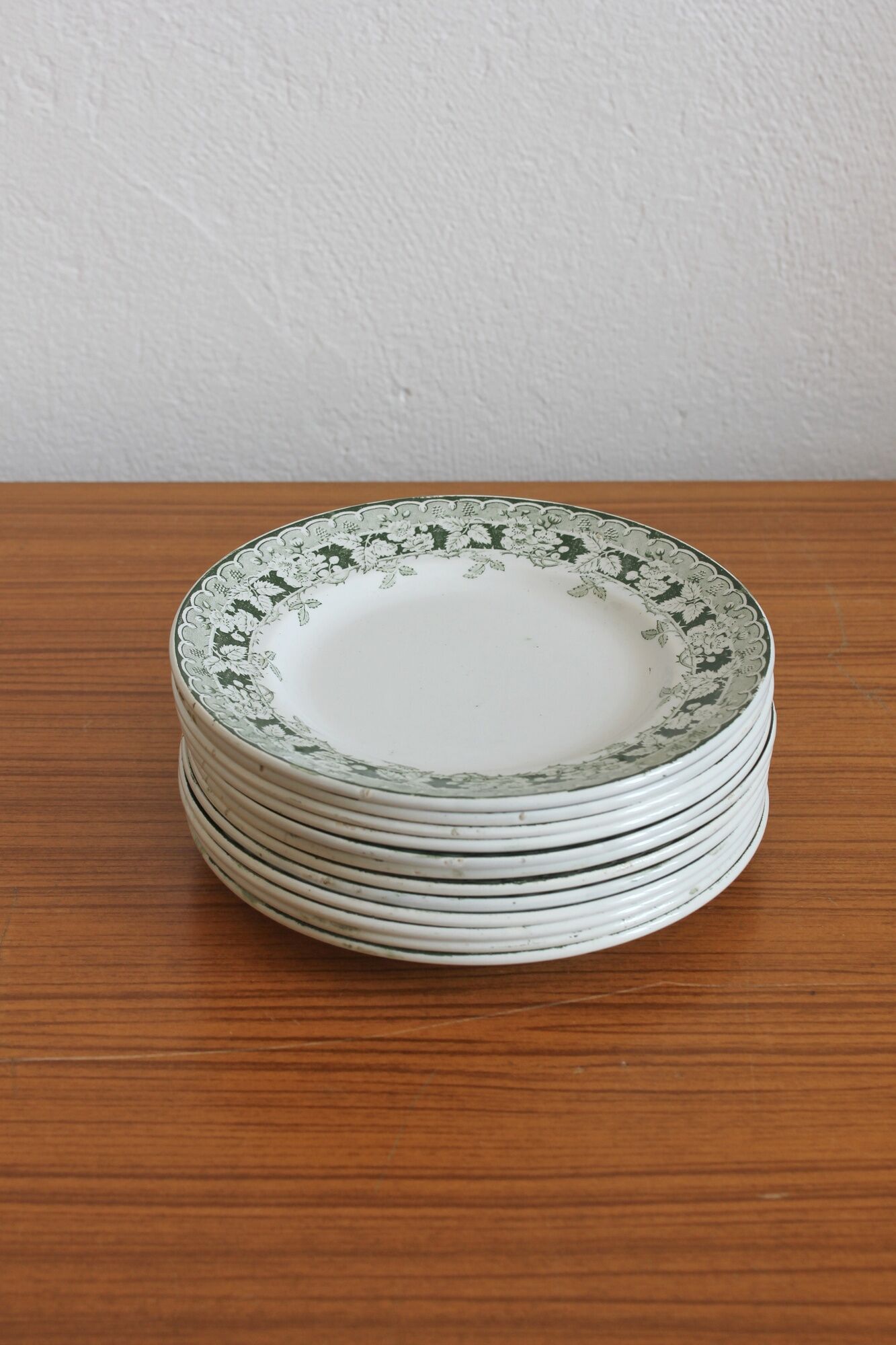12 flat plates in iron earth model "Mulberry" Saint Amand and Hamage early twentieth century