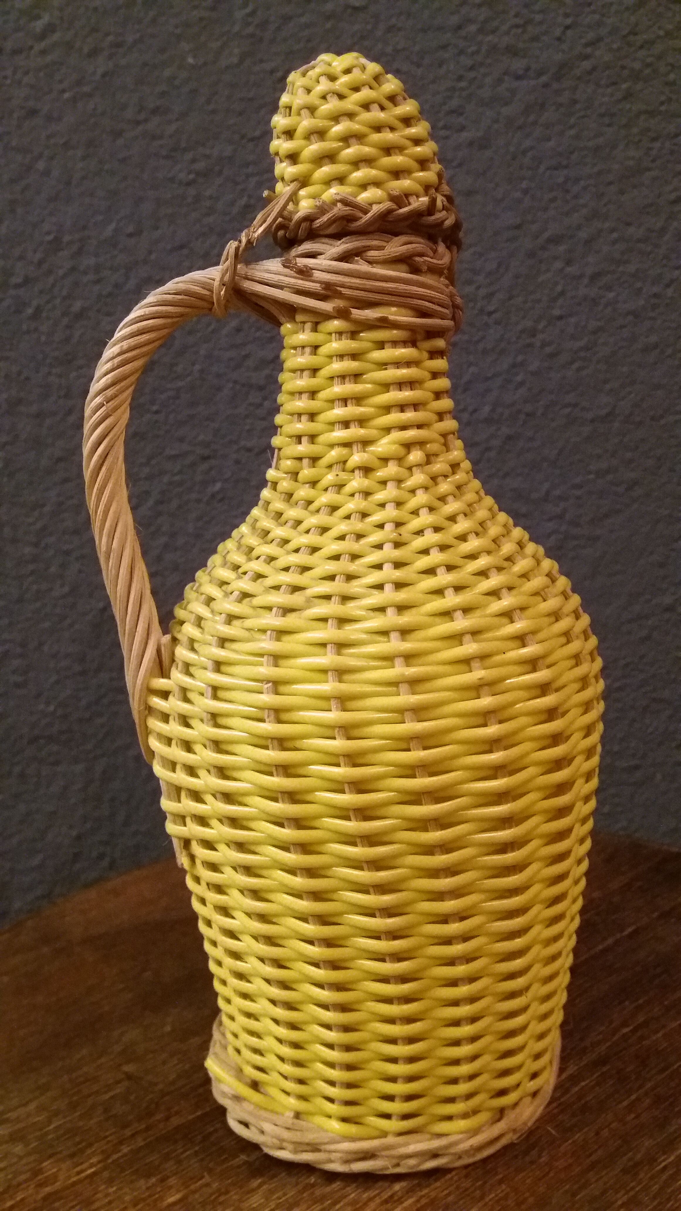 Scoubidou yellow bottle