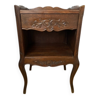 Table de chevet sculptée