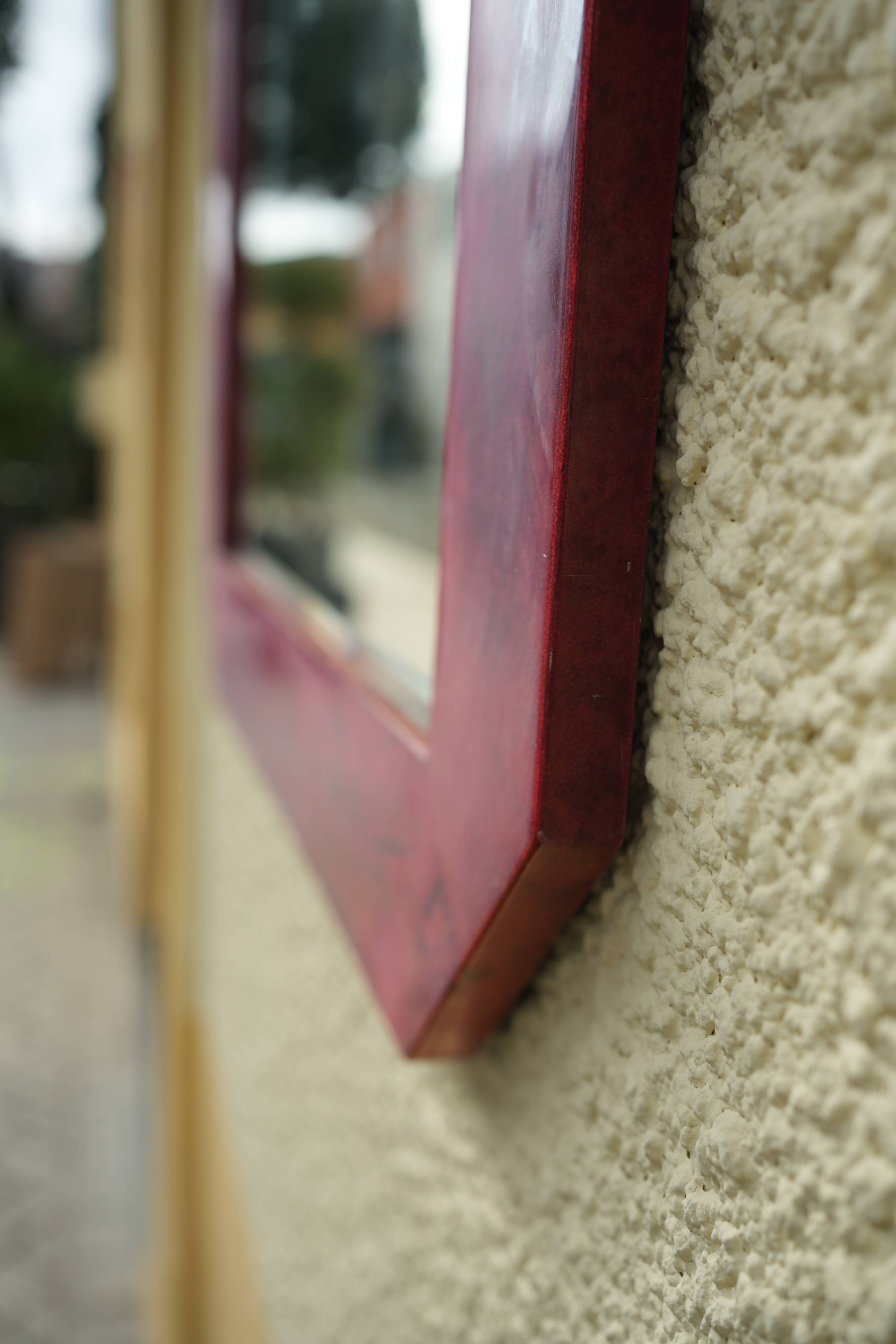 Miroir mural Aldo Tura en cuir de chèvre laqué rouge