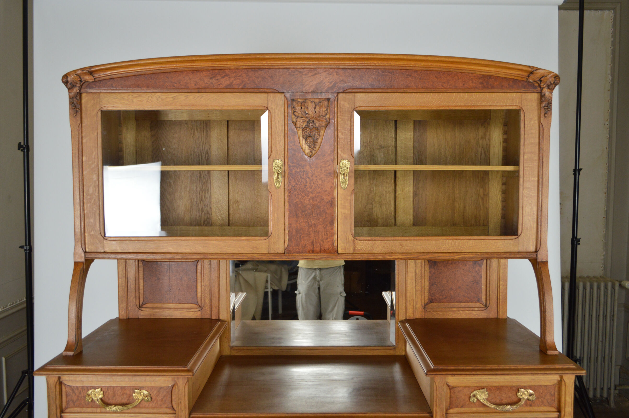 Buffet art nouveau en chêne et loupe, modèle au platane, vers 1910