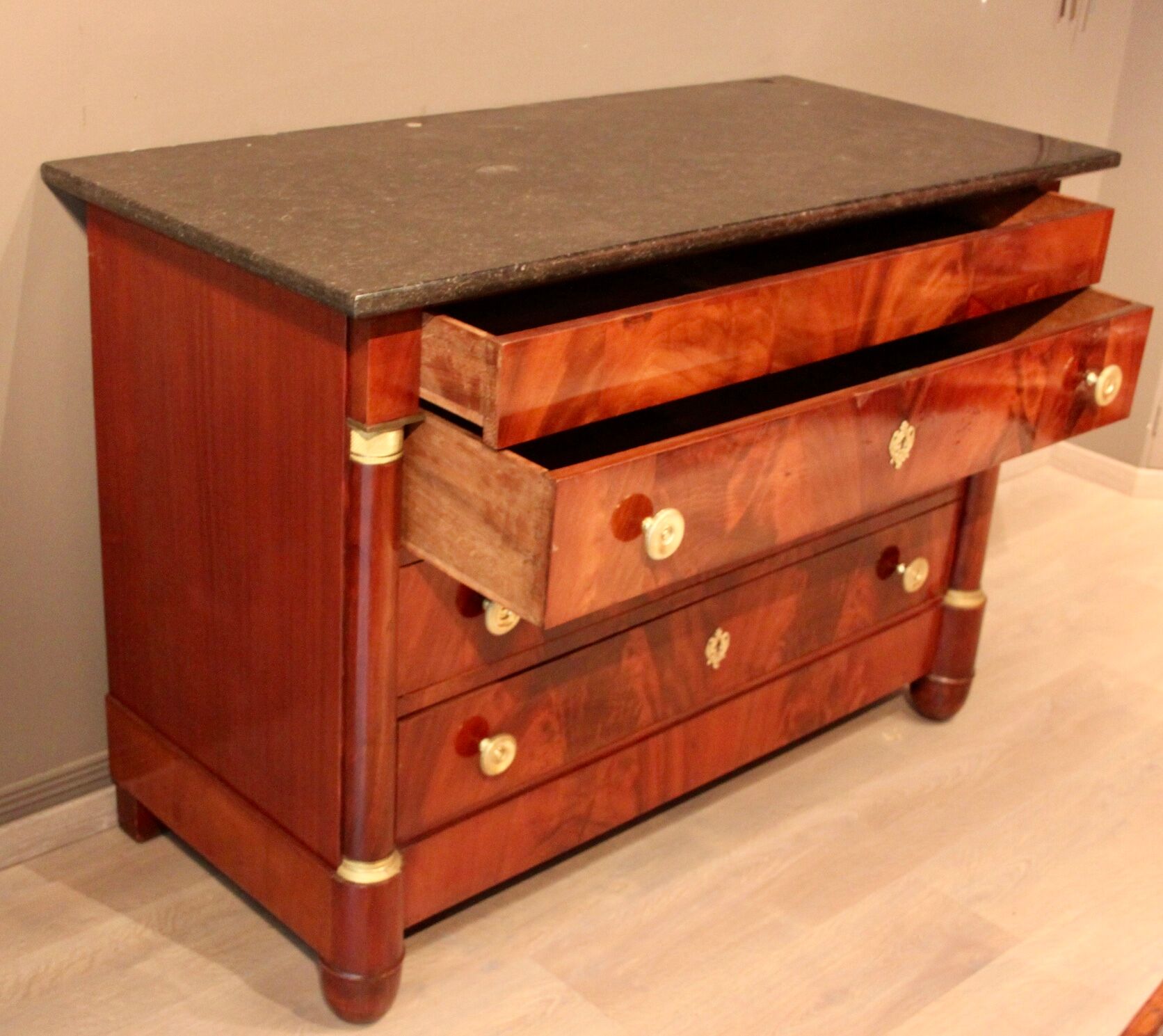 EMPIRE Dresser