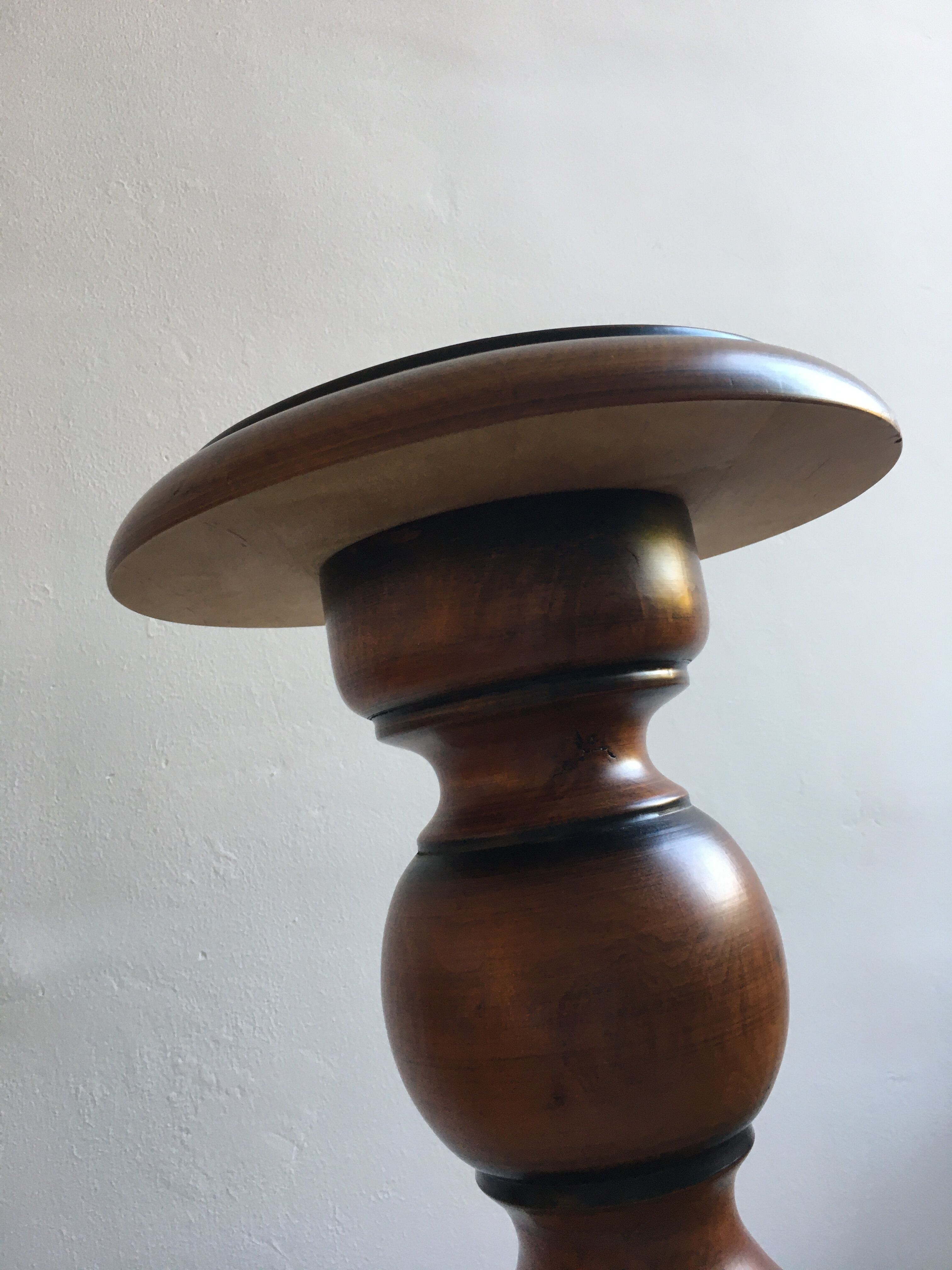 Style press screw side table