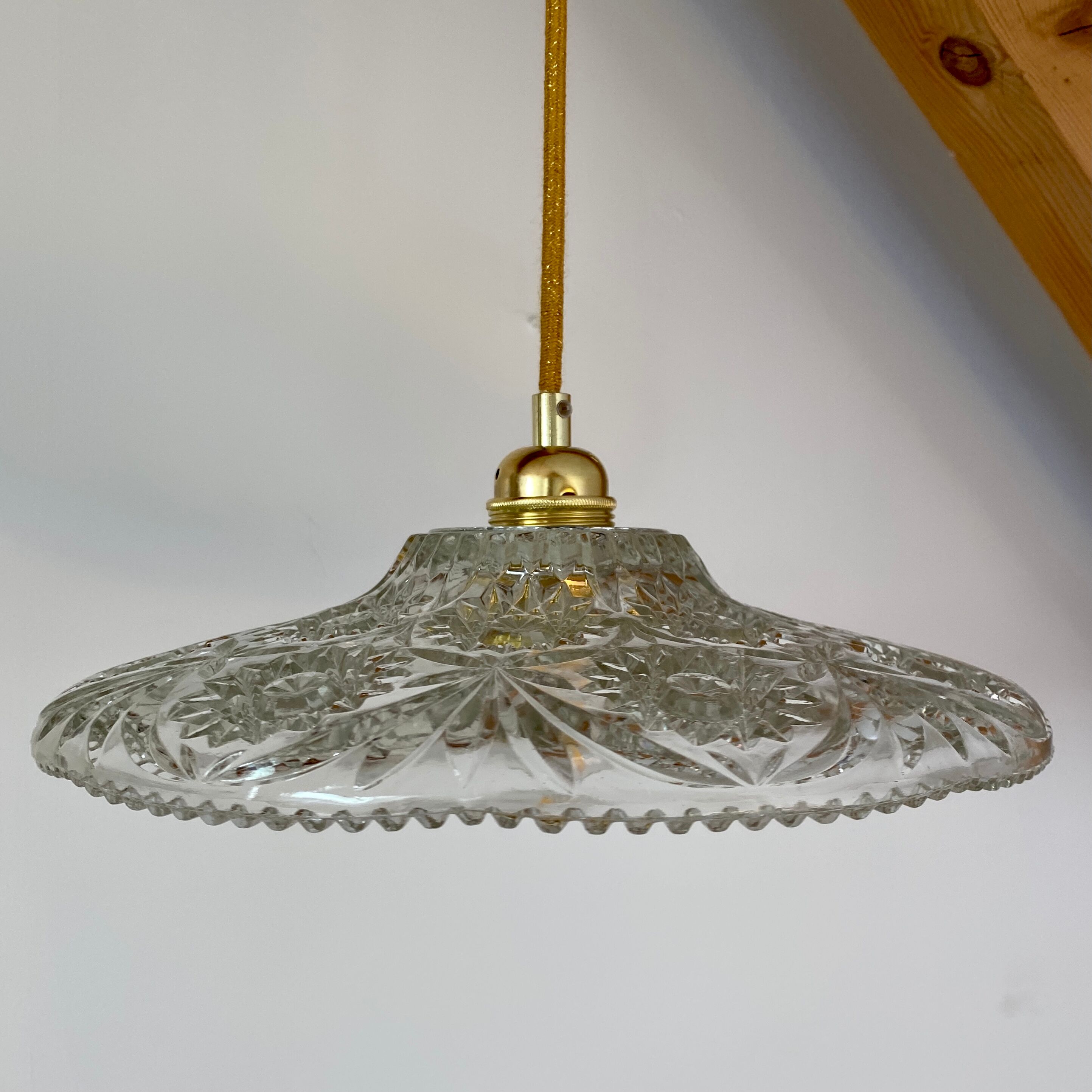 Suspension abat-jour vintage en verre ciselé