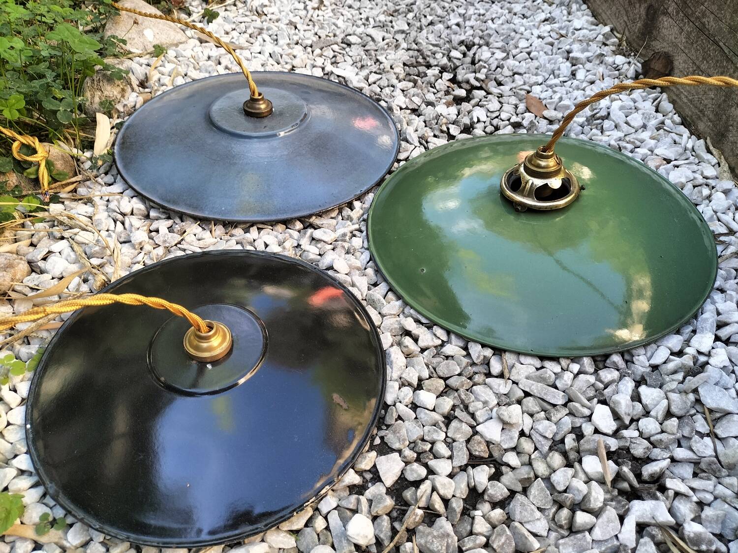 3 suspensions en tôles émaillées