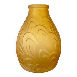 Grand vase en verre moulé