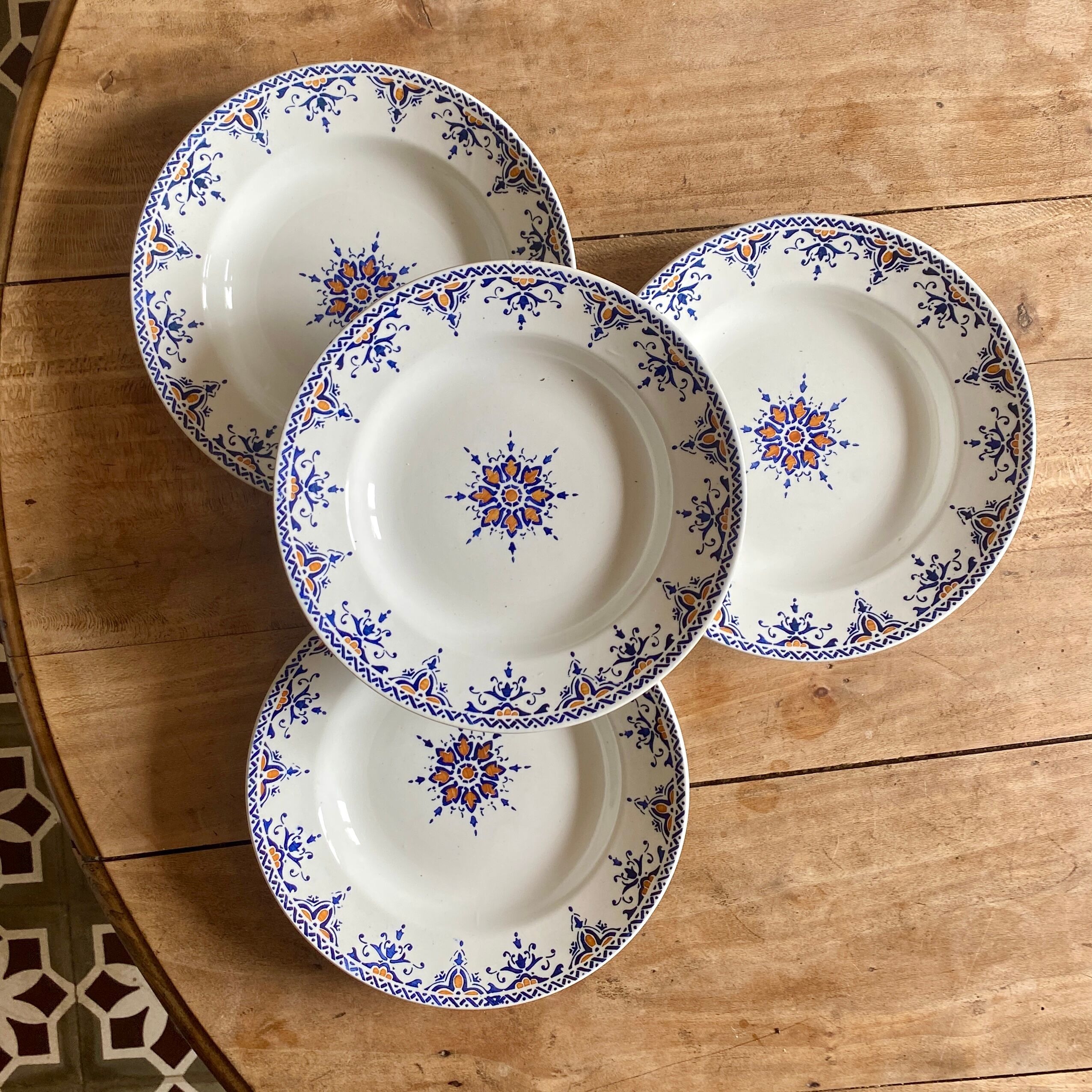 Lot de 4 assiettes creuses anciennes en terre de fer, modèle Cluny de Moulin des Loups