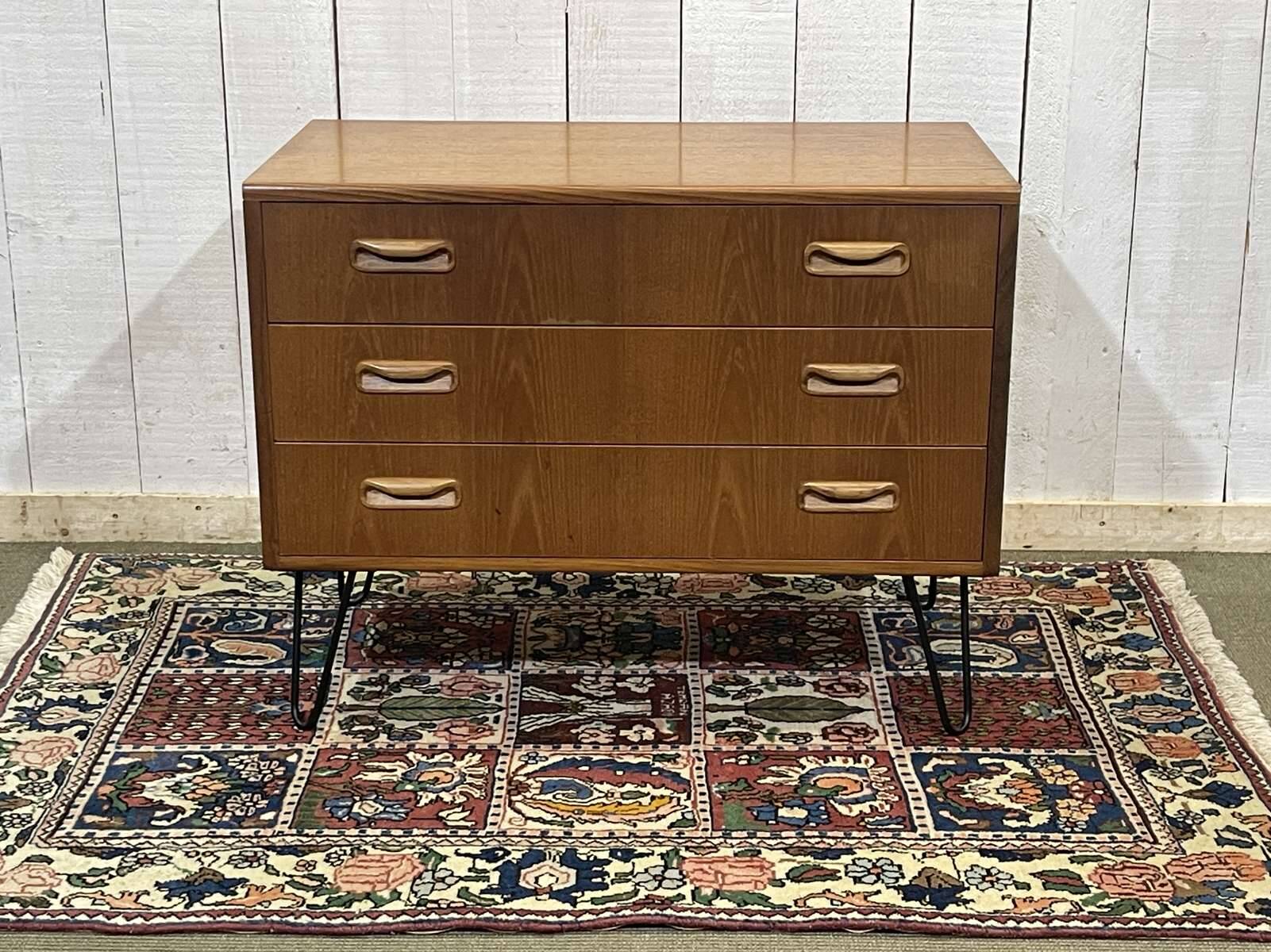 Commode 3 tiroirs GPlan en teck des années 1970 avec pieds compas