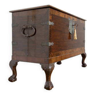 Coffre antique (style Chippendale)
