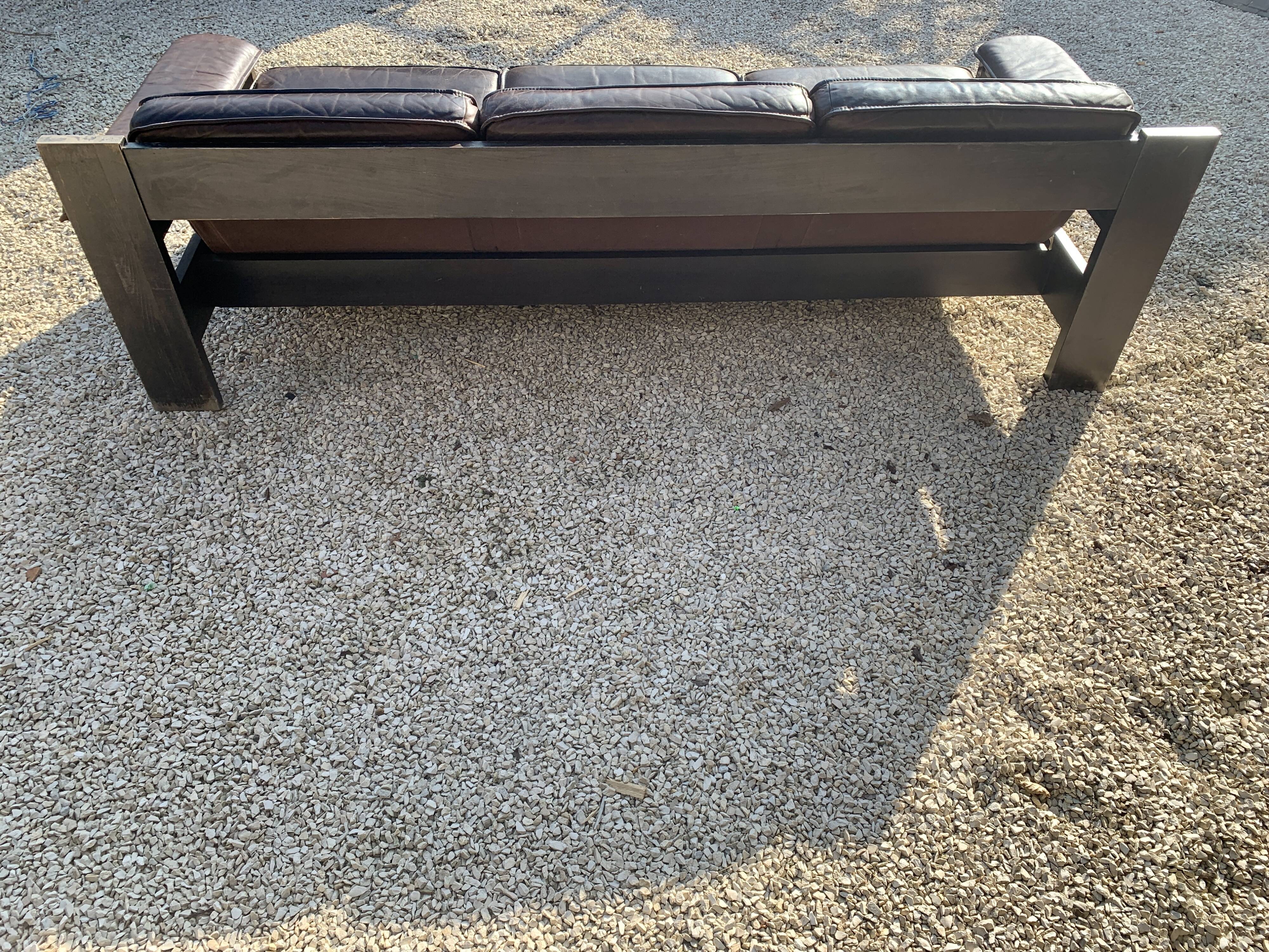 Brutalist sofa in brown leather by Harry de Groot for Leolux, 1970.